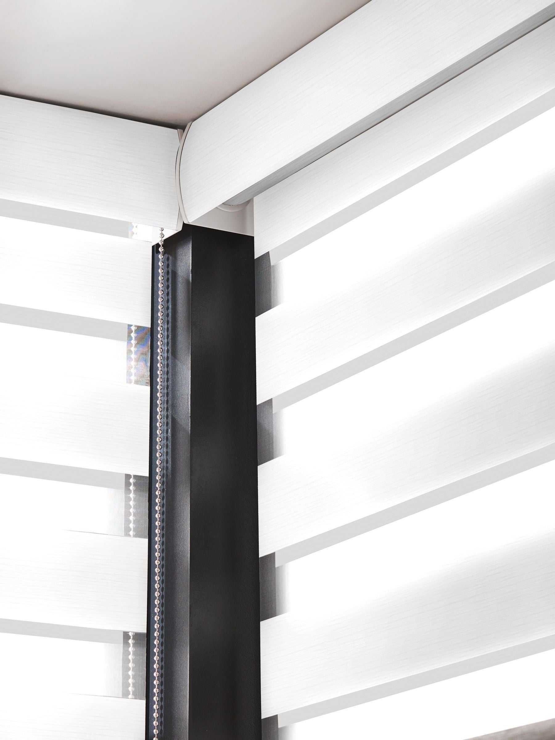 Mistral white day and night blind, UK version