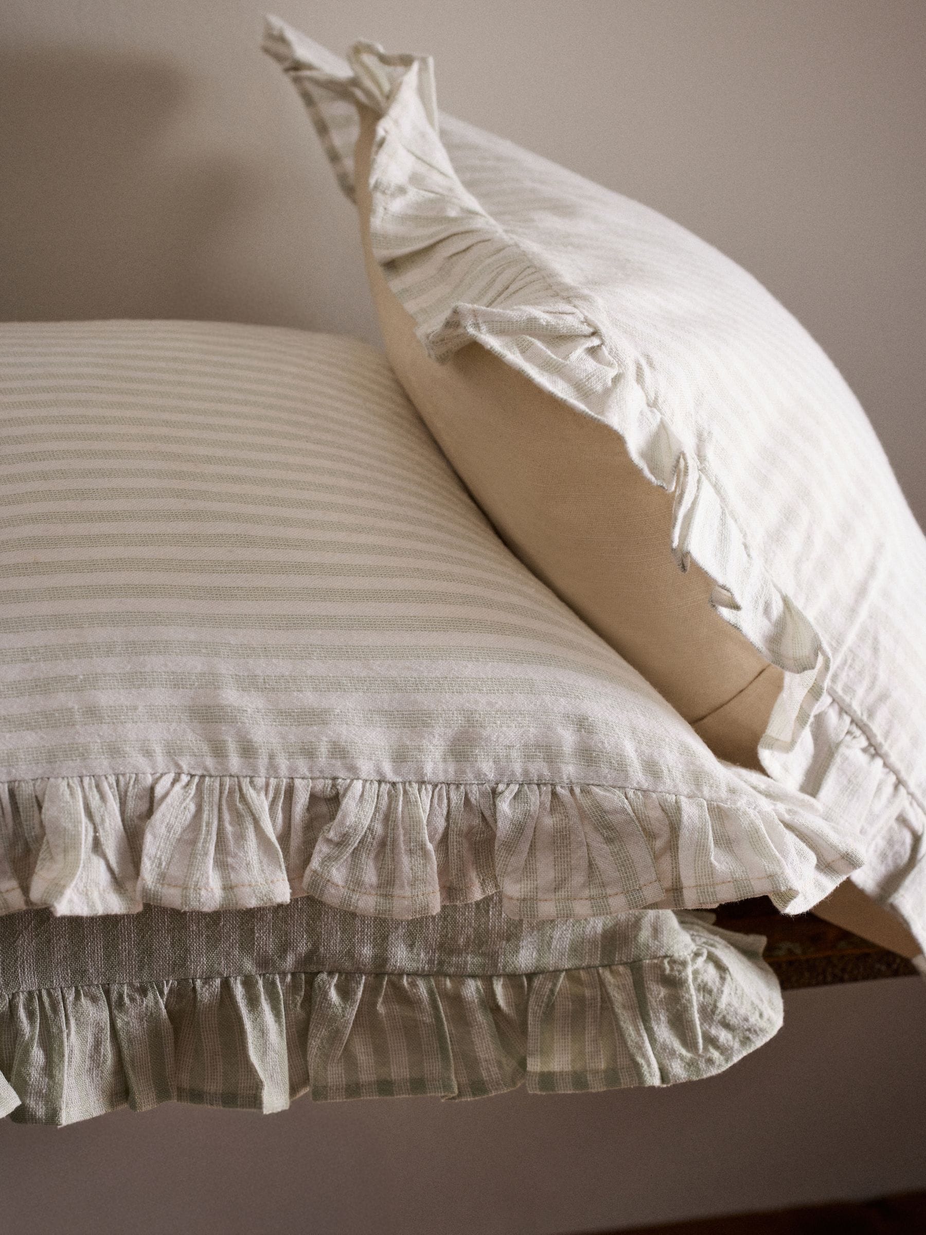 Cushion covers 4-pack green stripe ruffle (British brand)
