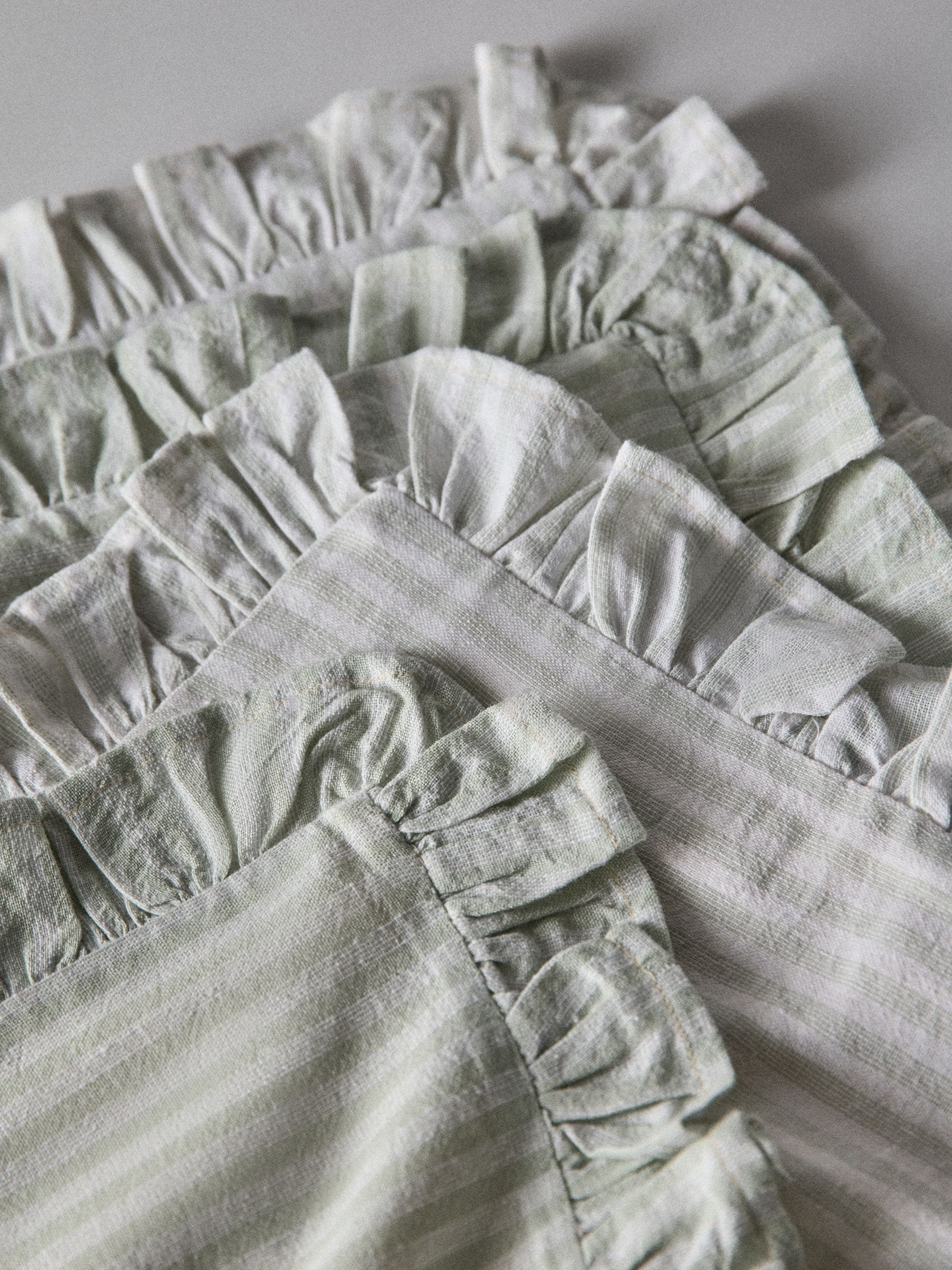 Cushion covers 4-pack green stripe ruffle (British brand)
