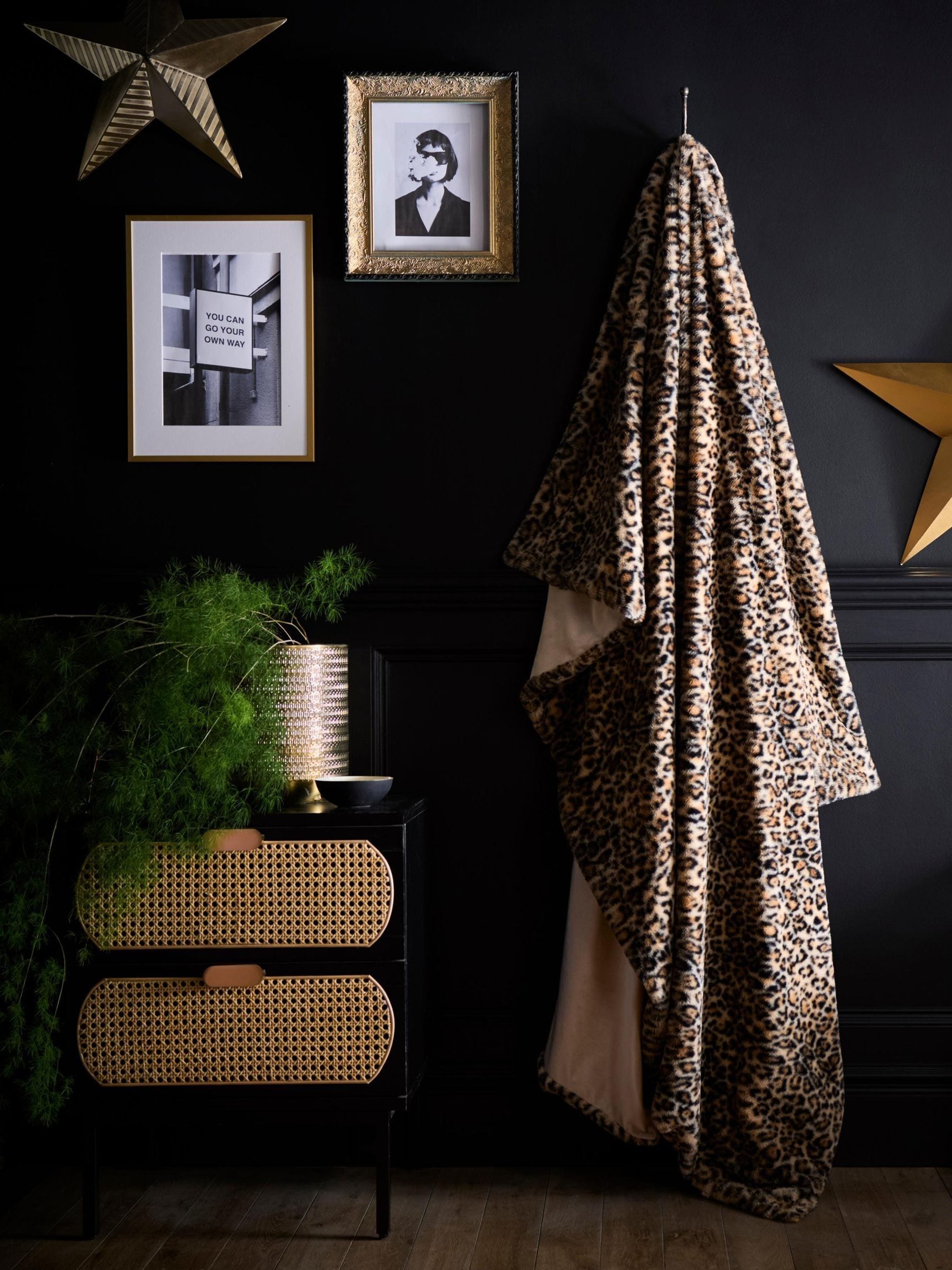 Fusion leopard print fleece throw 150x200cm, UK version