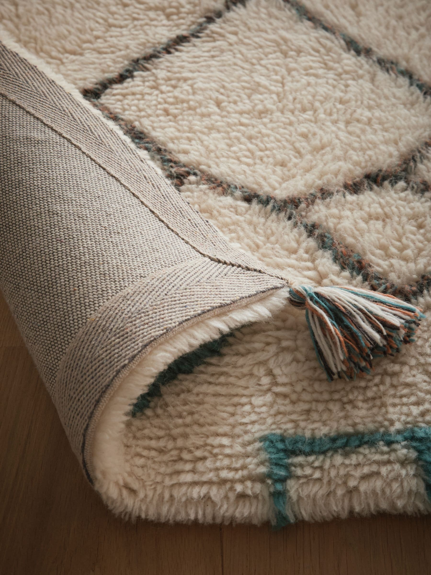 Origin Rugs white Berber wool rug with chain design (British brand)