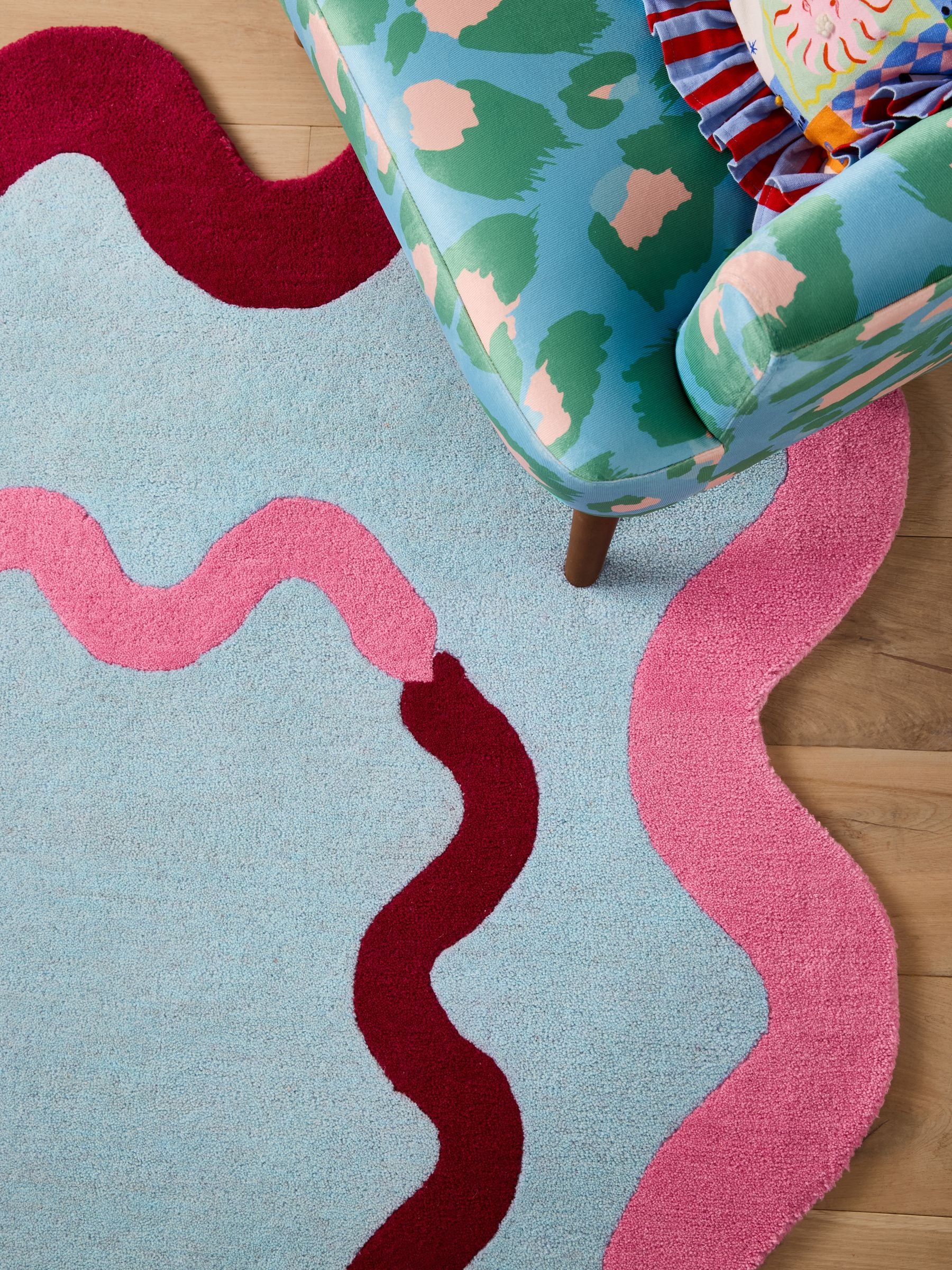 Eleanor Bowmer rug blue wiggle border wool tufted - British product
