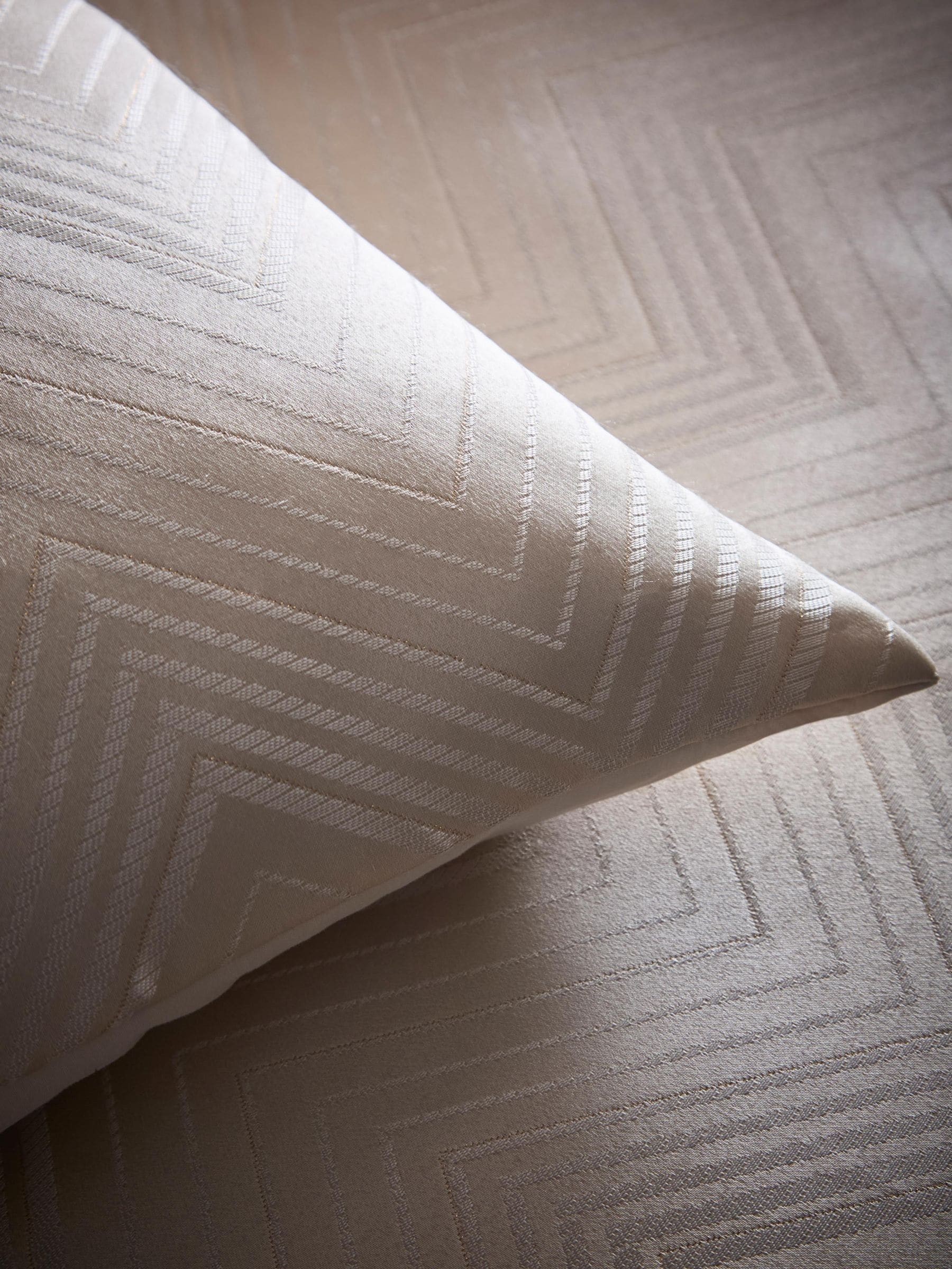 Laurence Llewelyn-Bowen Ivory Cocktail Jacquard Duvet Cover Set, UK version