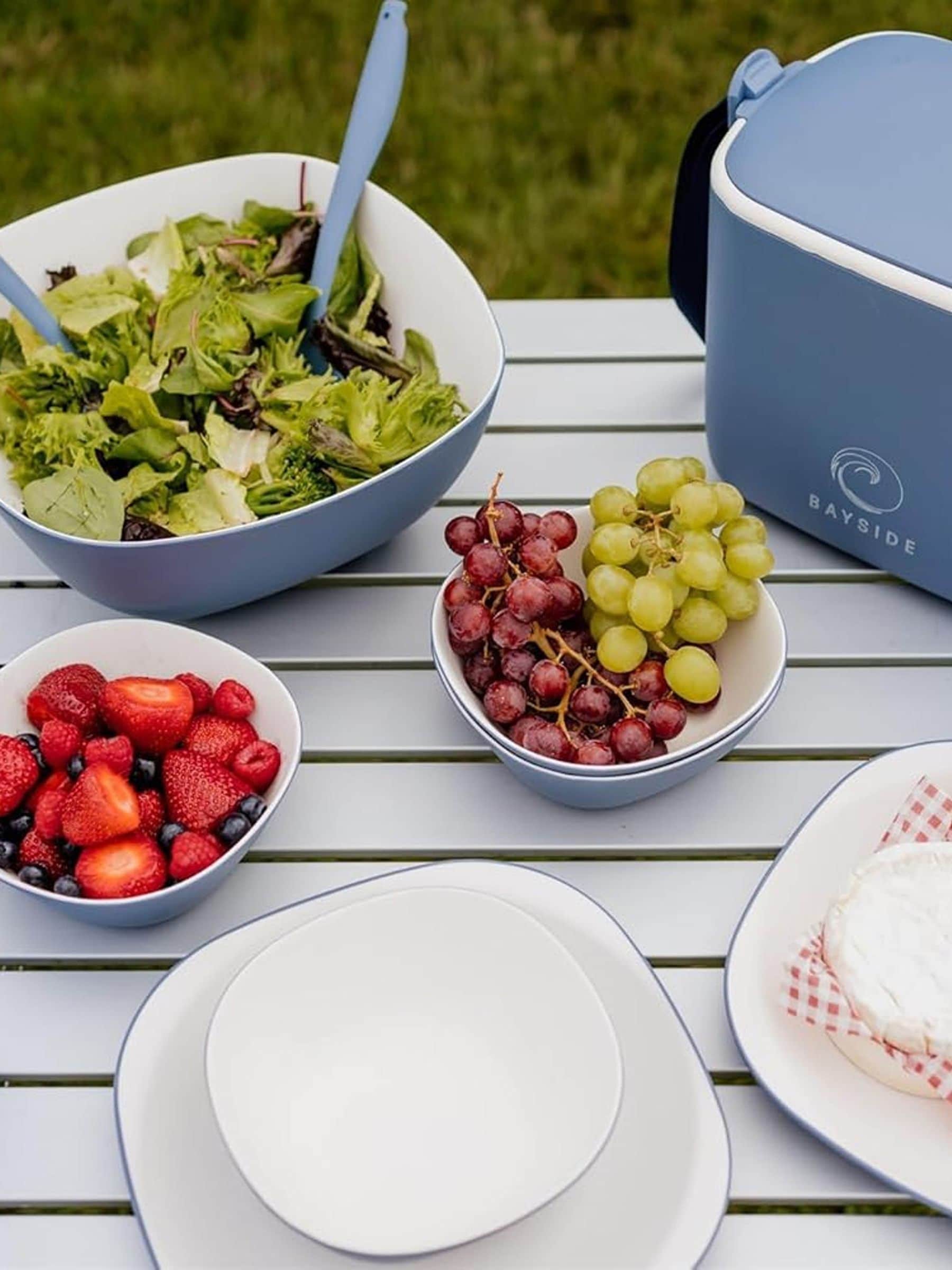 Bayside blue two tone picnic dinner set 16 piece, UK version