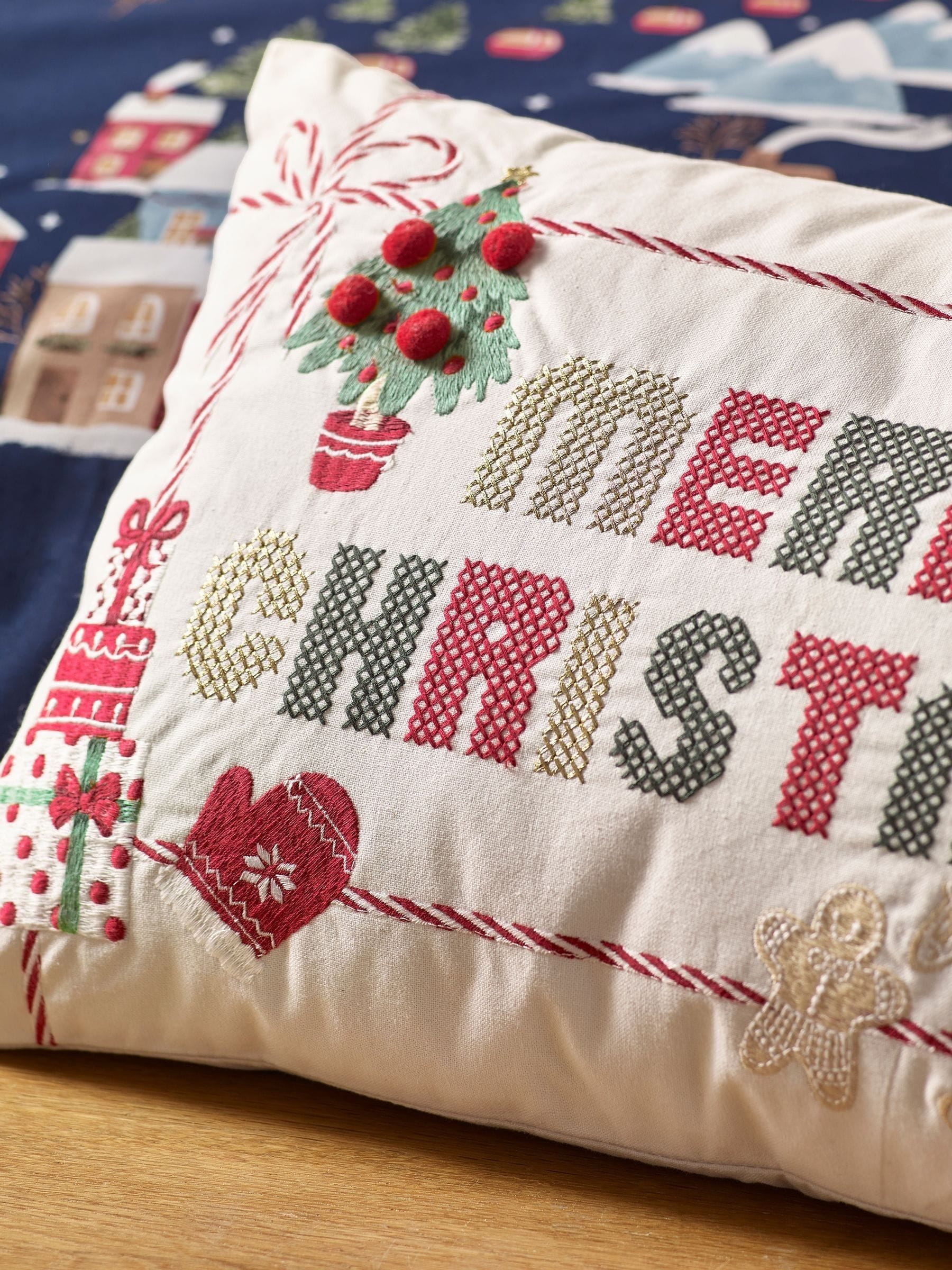 Catherine Lansfield Christmas cushion 30x50, UK version
