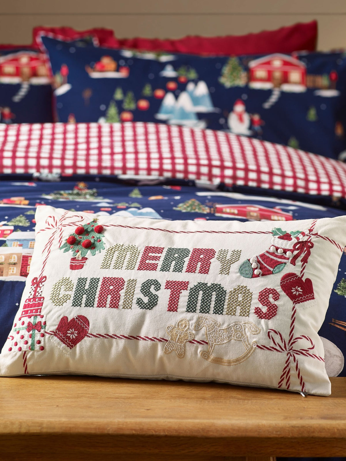 Catherine Lansfield Christmas cushion 30x50, UK version