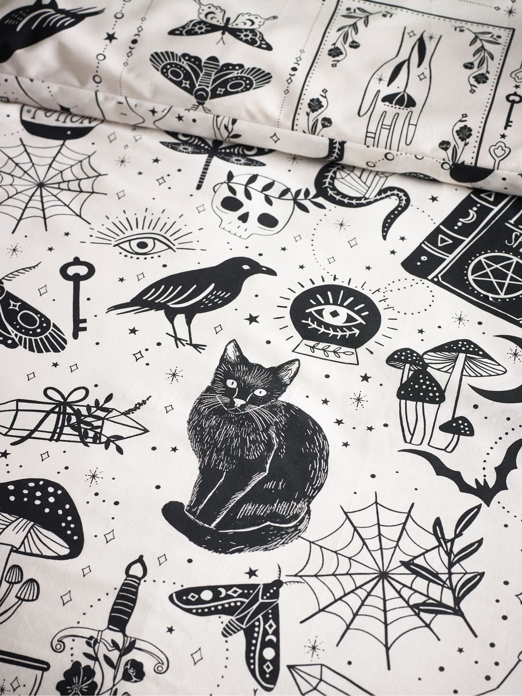 Catherine Lansfield Black/Natural Enchanted Witchcraft Reversible Duvet Cover Set - British product
