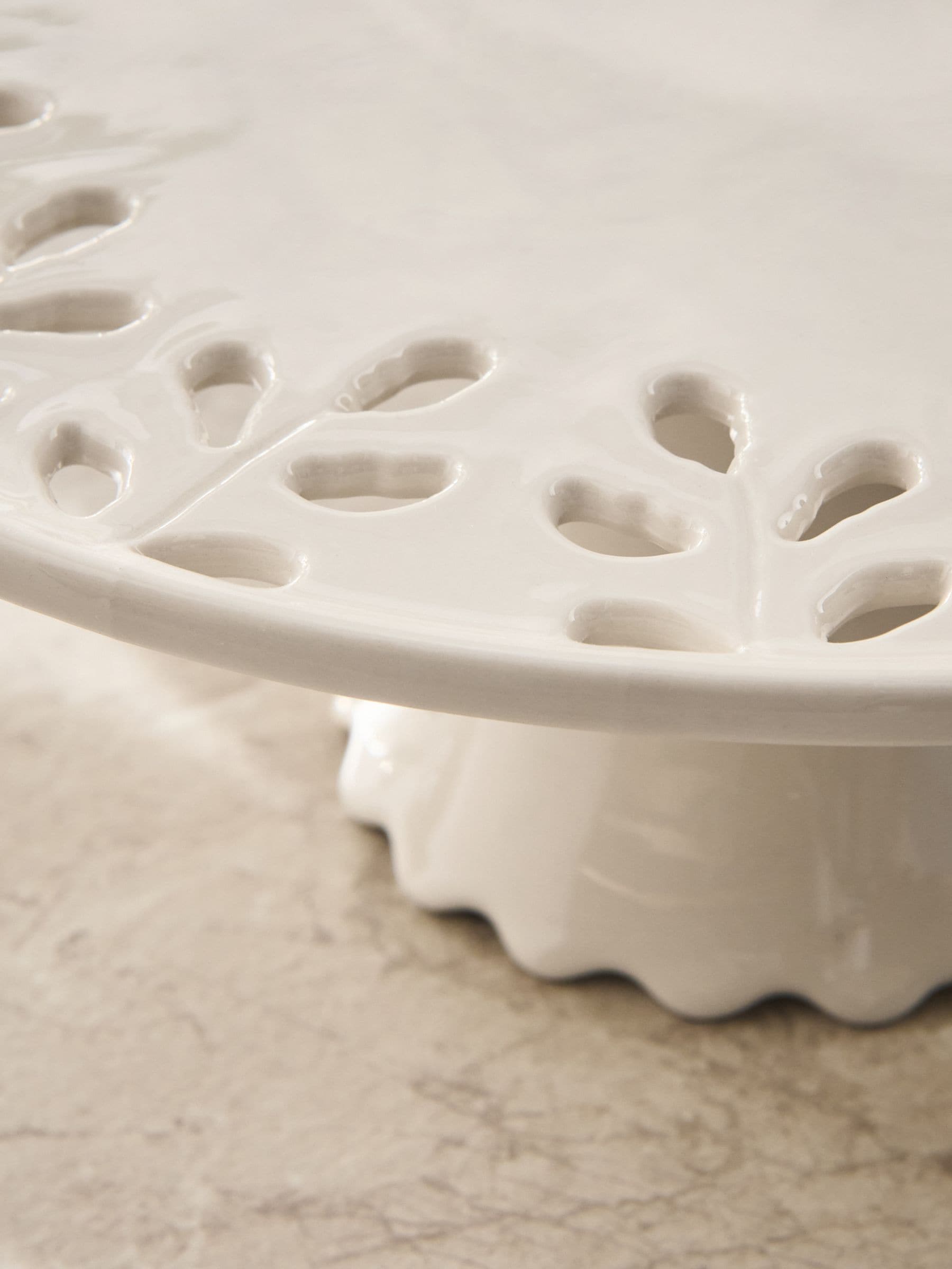 Cream Alice Floral cake stand with folk cutout pattern, UK version