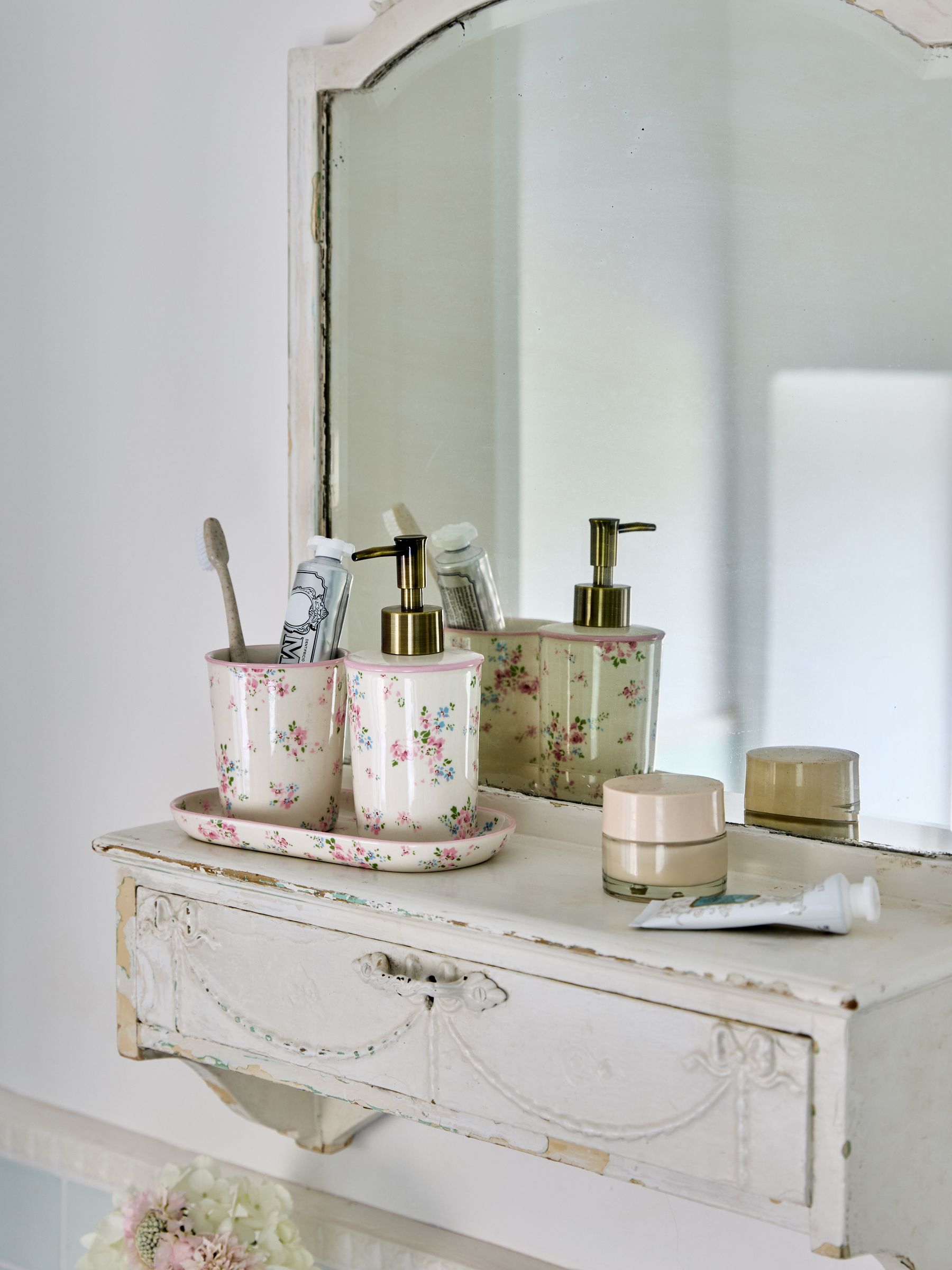 Shabby Chic pink stoneware set (British brand)