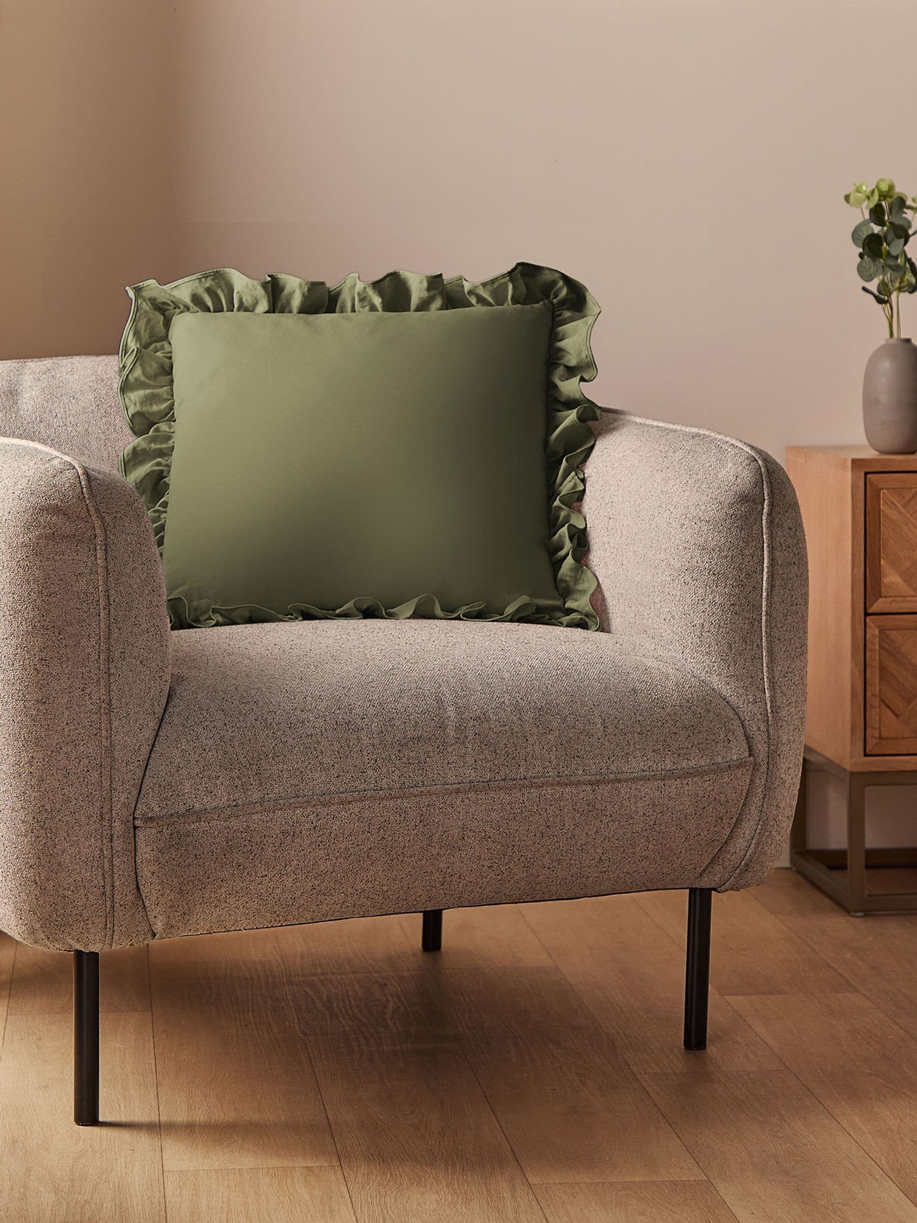 Silentnight ruffle edge cushion 45x45cm, imported from the UK