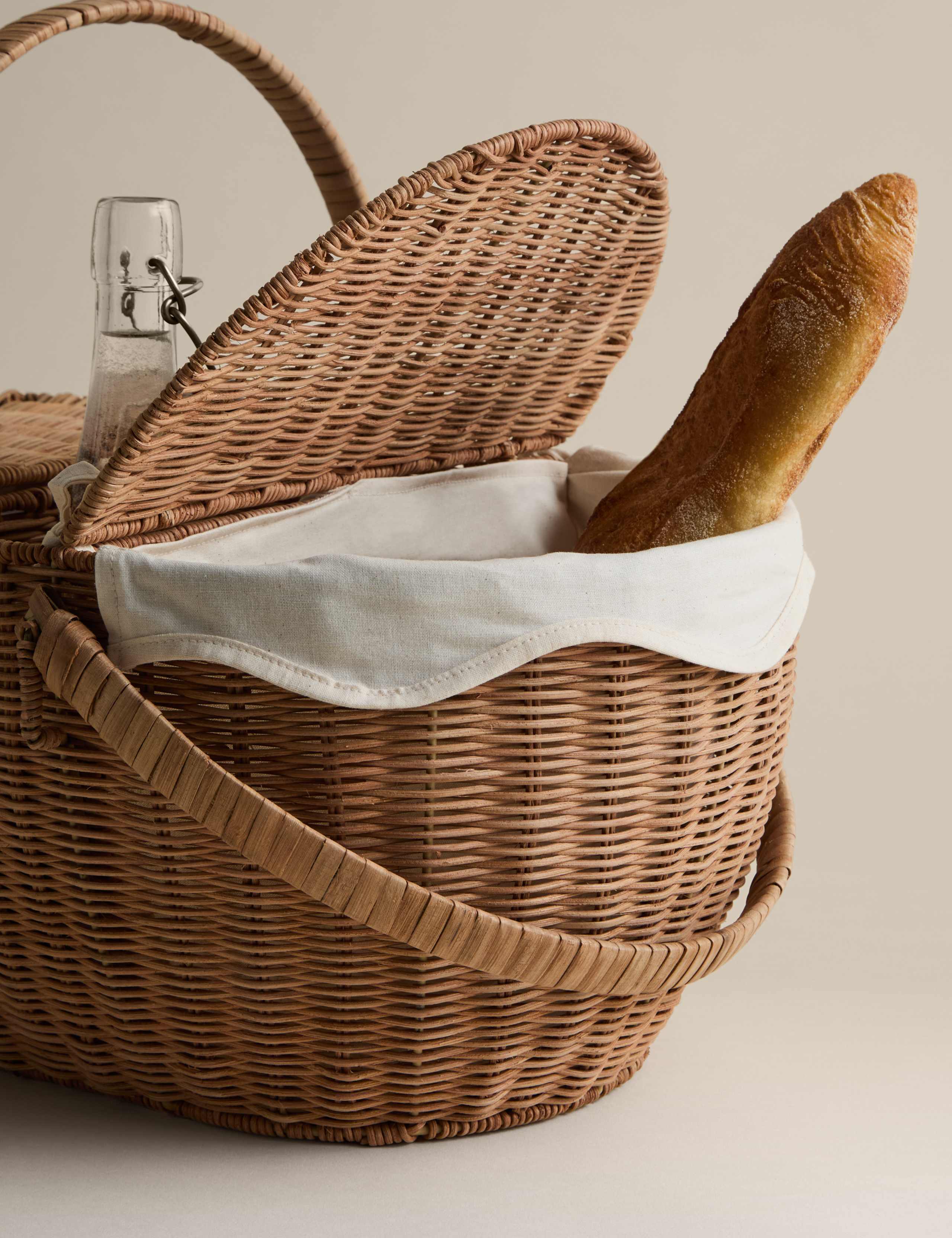 Wicker picnic hamper with wine holder - British product