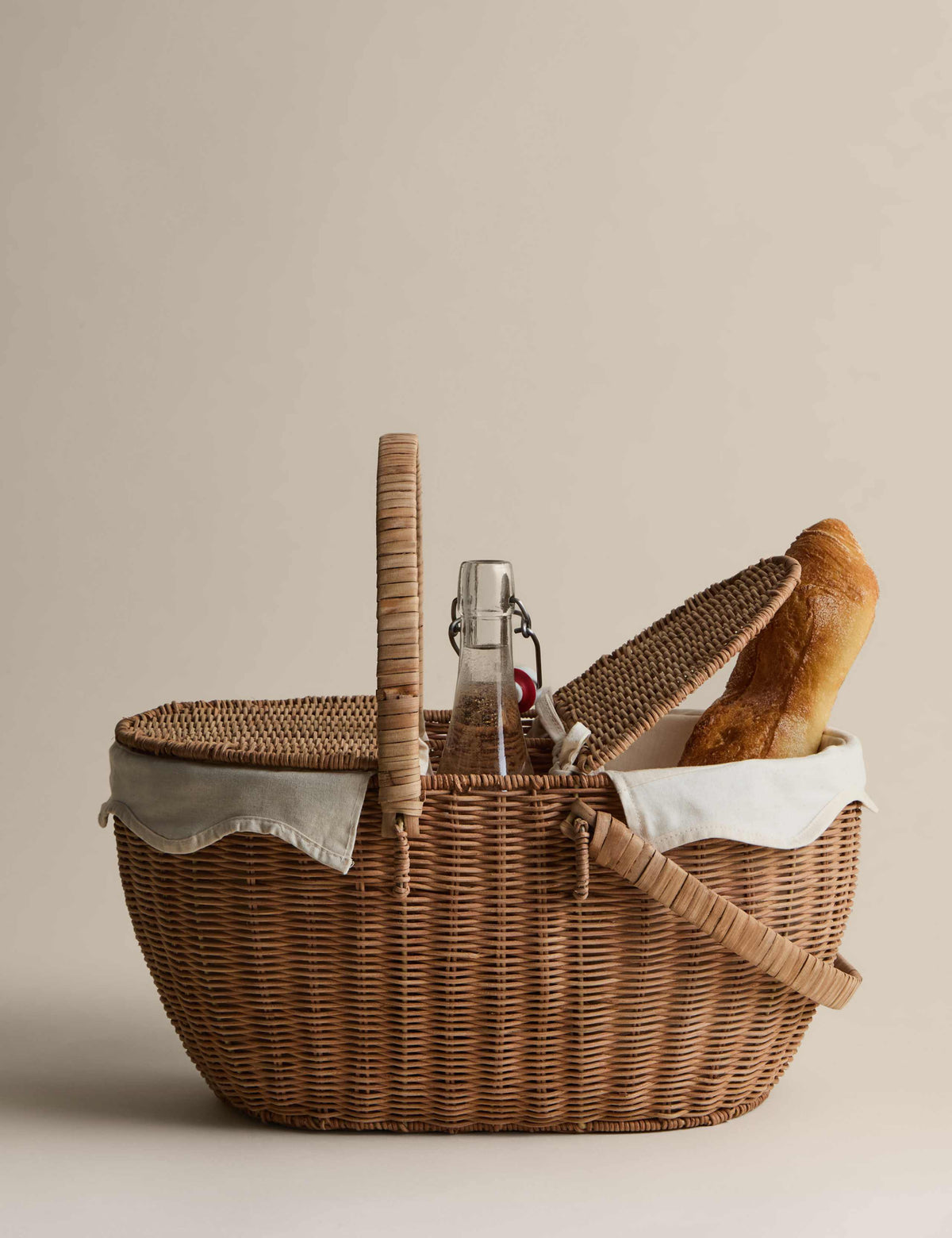 Wicker picnic hamper with wine holder - British product