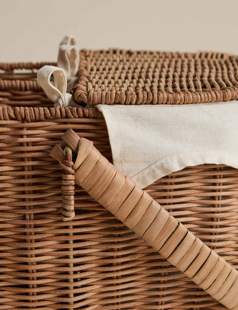 Wicker picnic hamper with wine holder - British product