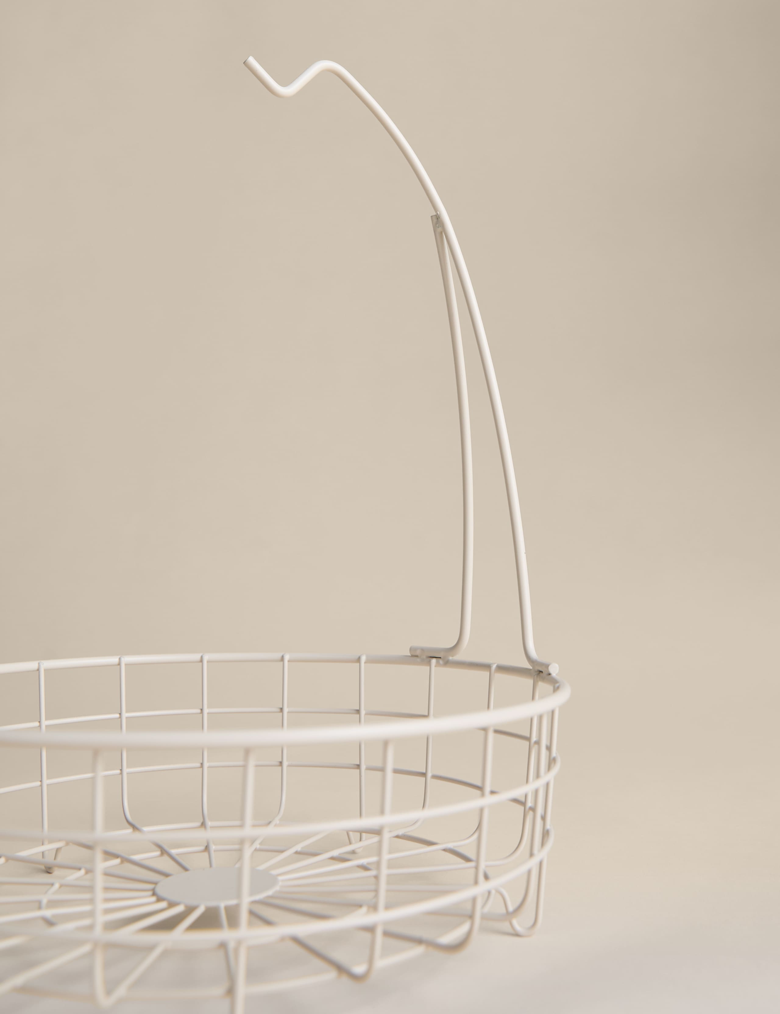Wire fruit basket with banana hanger (British brand)