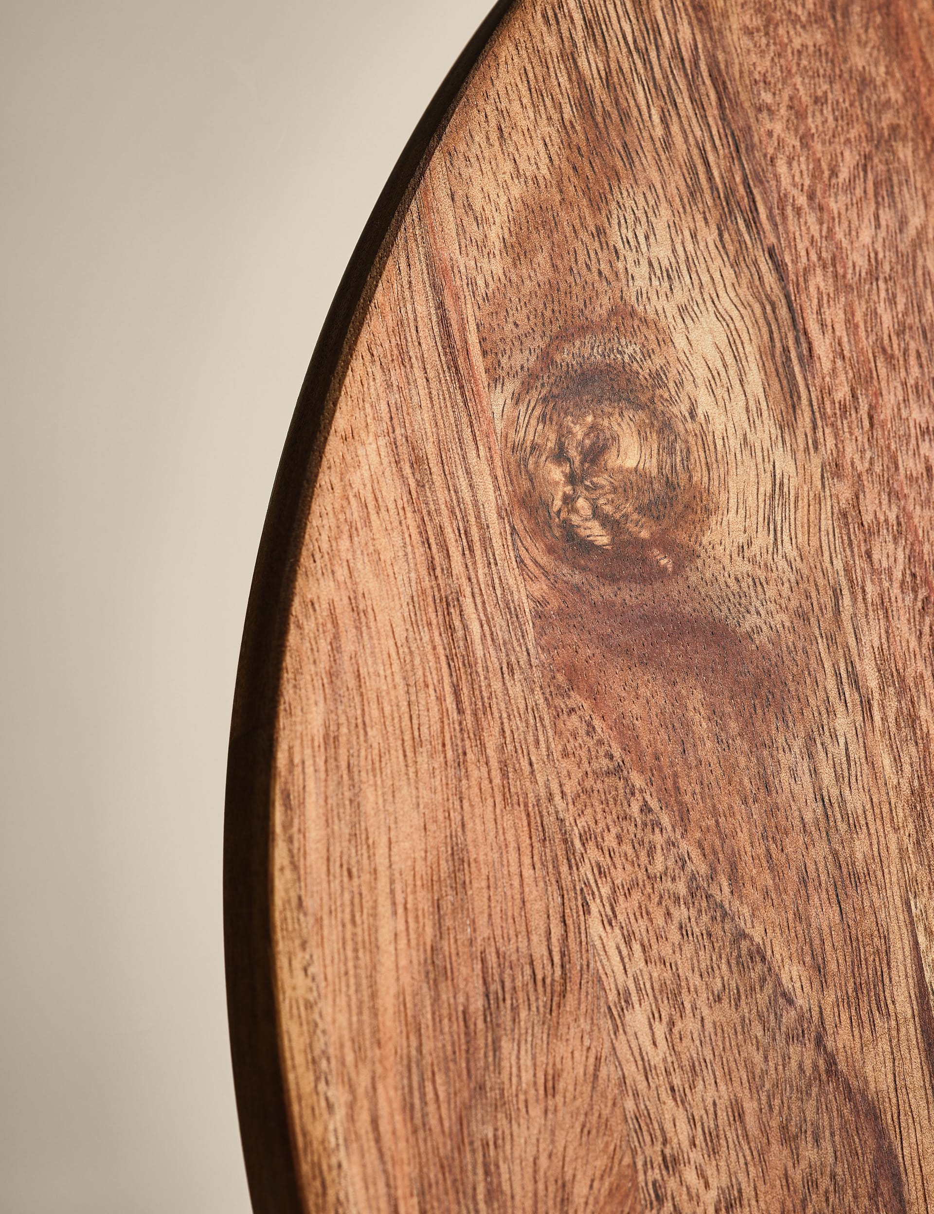 Round acacia wood serving board with handle (British brand)