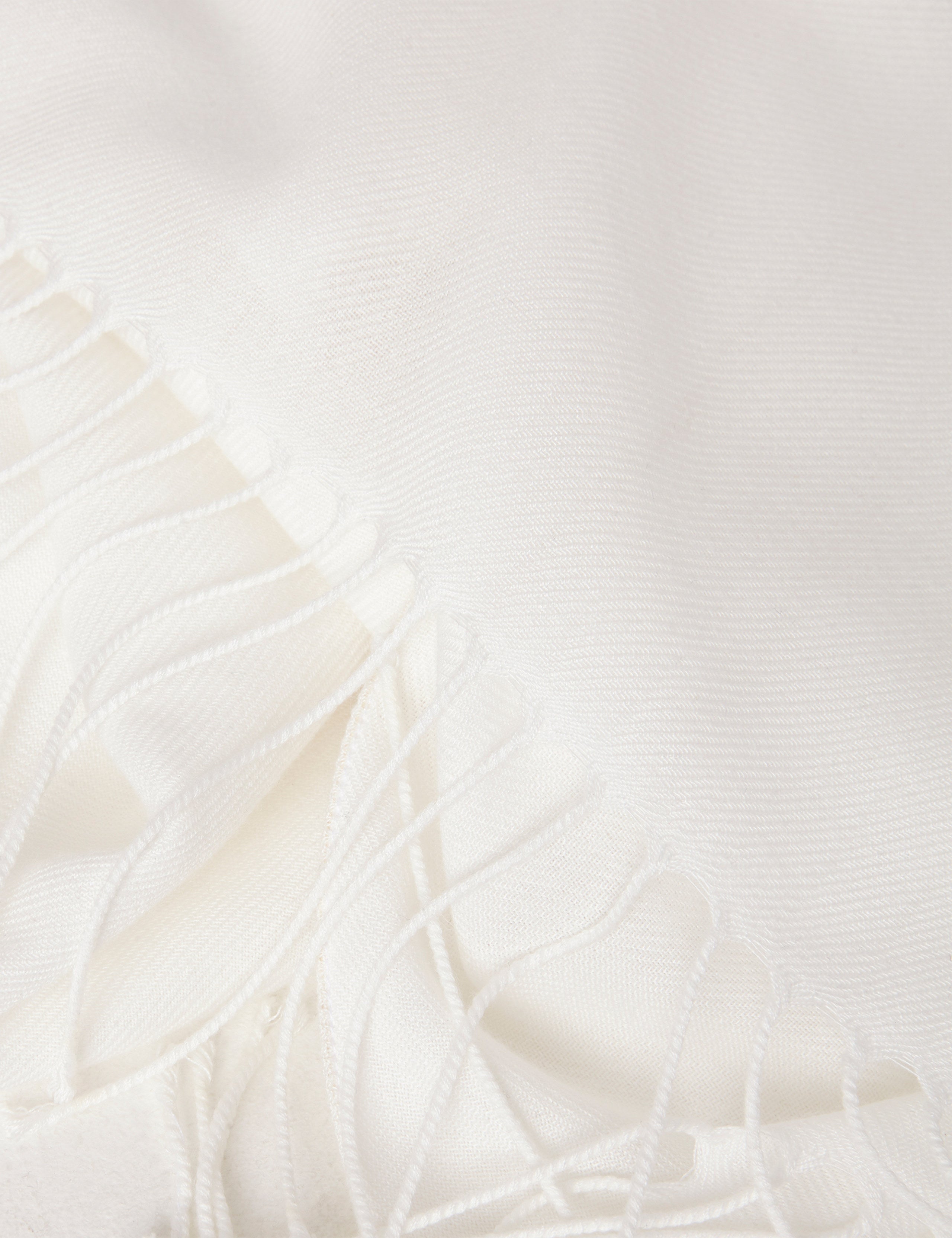 Woven fringed scarf in polyester viscose blend (British brand)