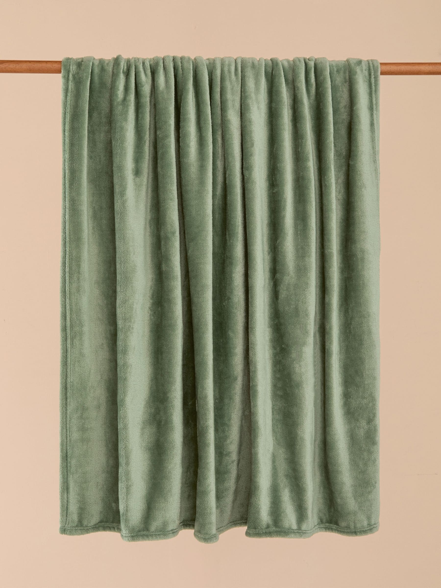 Furn sage green fleece throw 180x140cm (British brand)