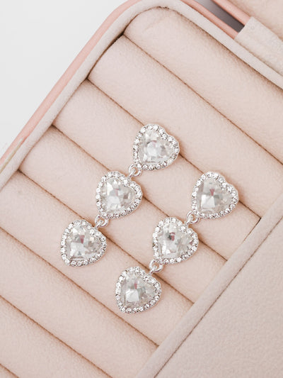 Boucles d'oreilles pendantes statement en forme de cœur argenté avec cristaux, fermoir poussette, longueur 49 mm