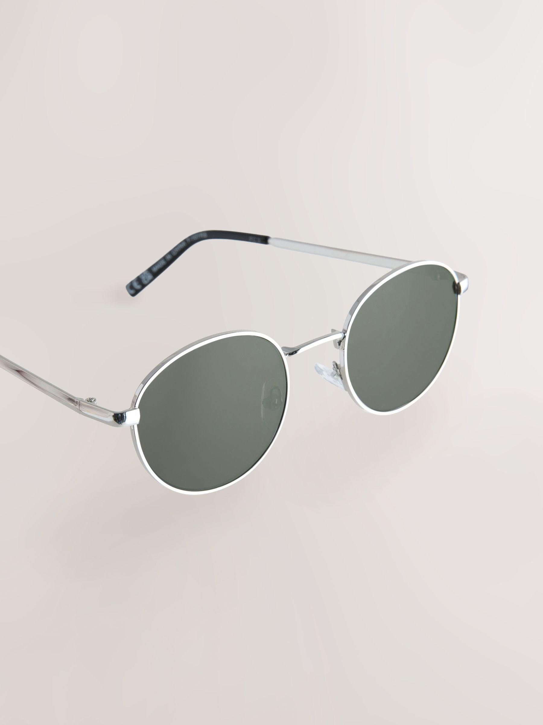 Round metal sunglasses in silver with UV protection, UK version