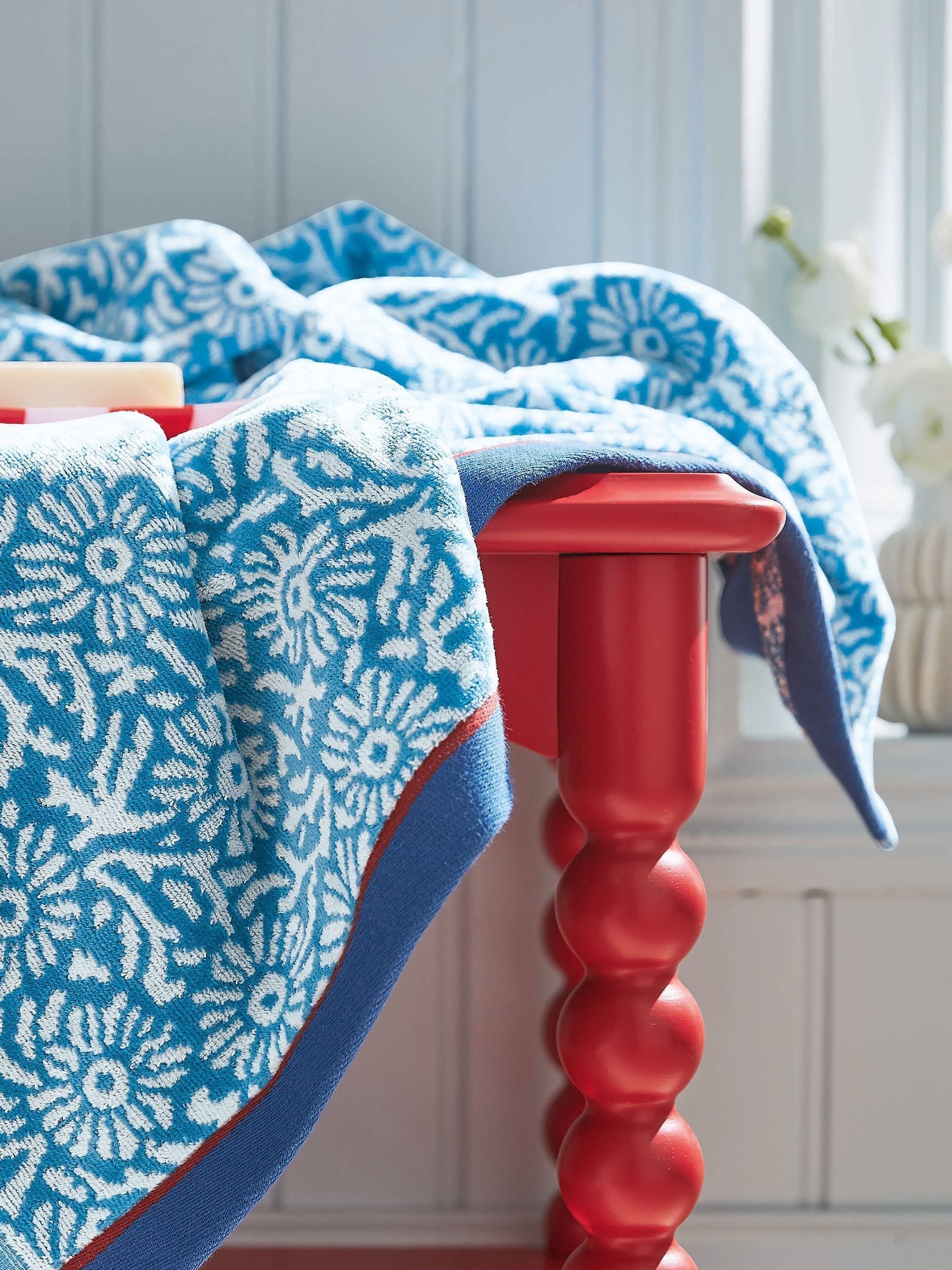 Land & Shore Blue Red Aster jacquard towel, UK version