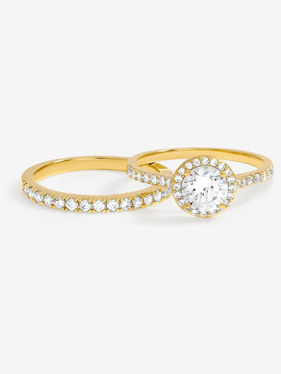 Anillo de compromiso con halo chapado en oro y cristales, disponible en varias tallas.