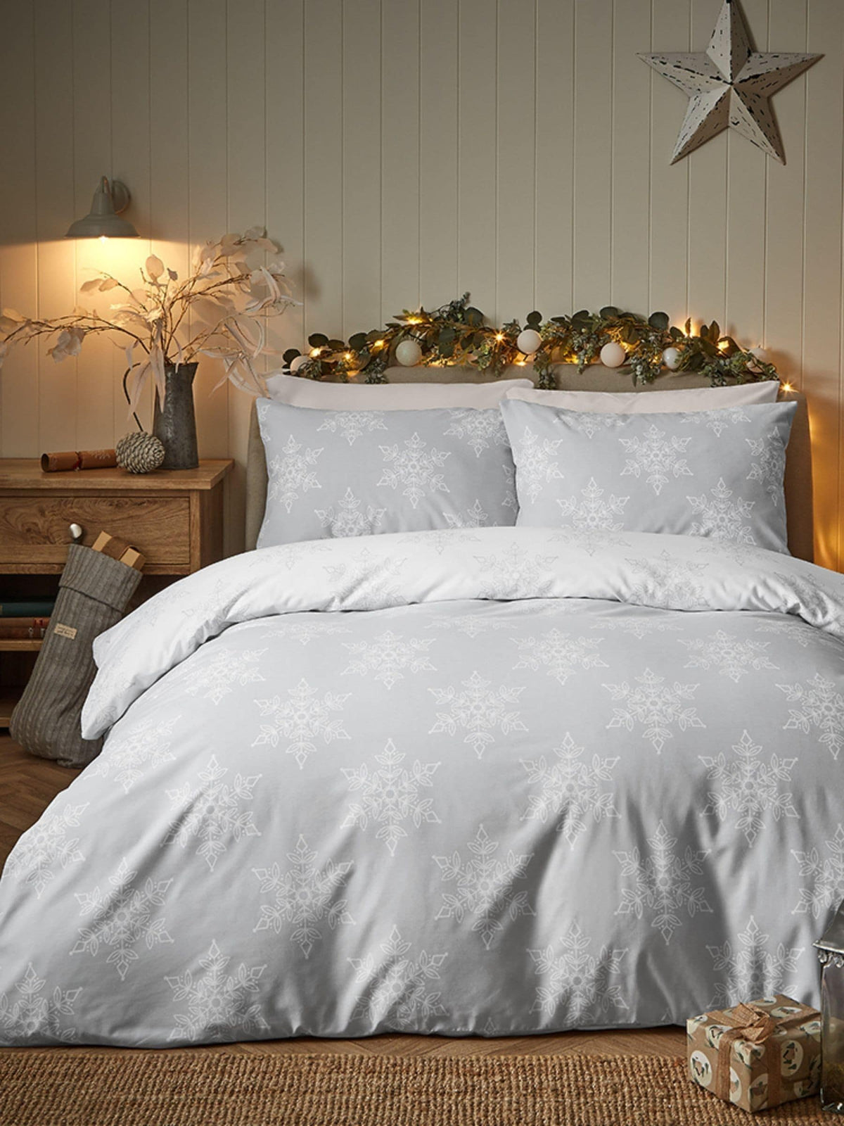Vantona grey Christmas simple snowflake quilt cover set (British brand)