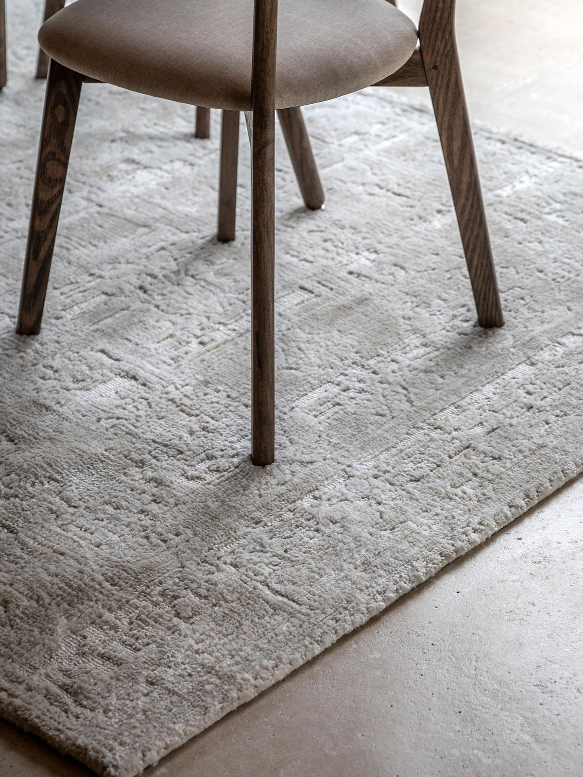 Gallery Home Grey Zara Natural rug 120x180cm, imported from the UK