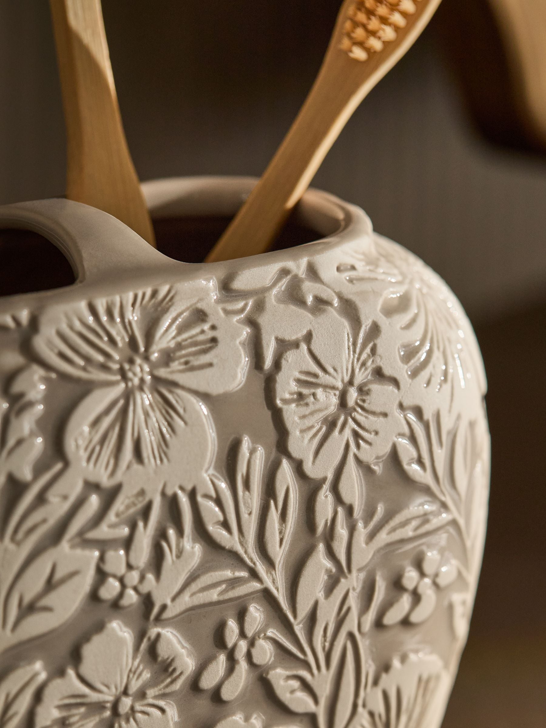 Cream floral ceramic toothbrush tidy 11cm, imported from the UK
