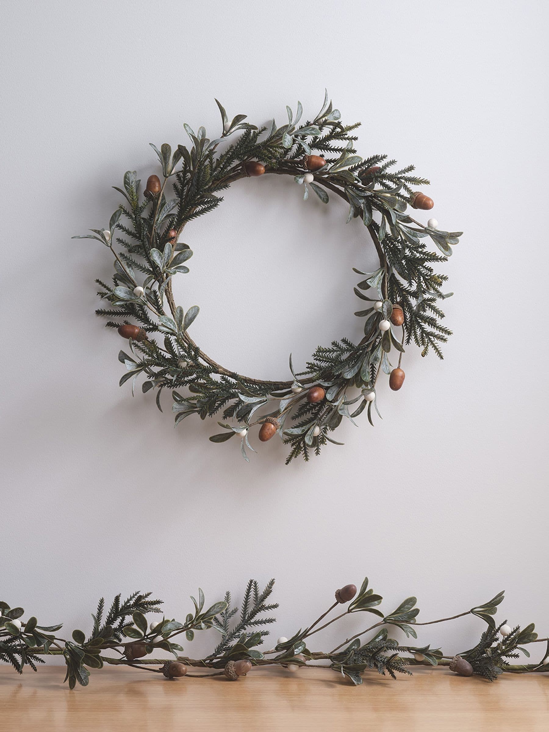Lights4fun acorn and winter foliage wreath 40cm - British product
