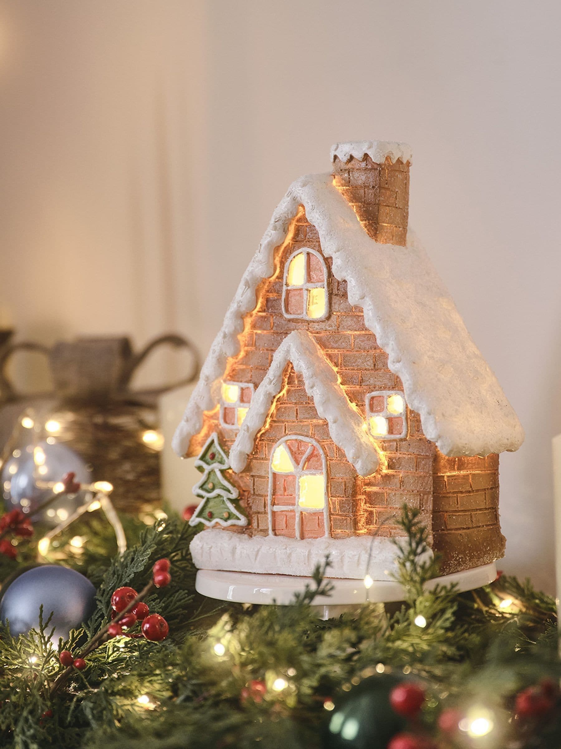 Lights4fun light up gingerbread house white brown 23cm - British product