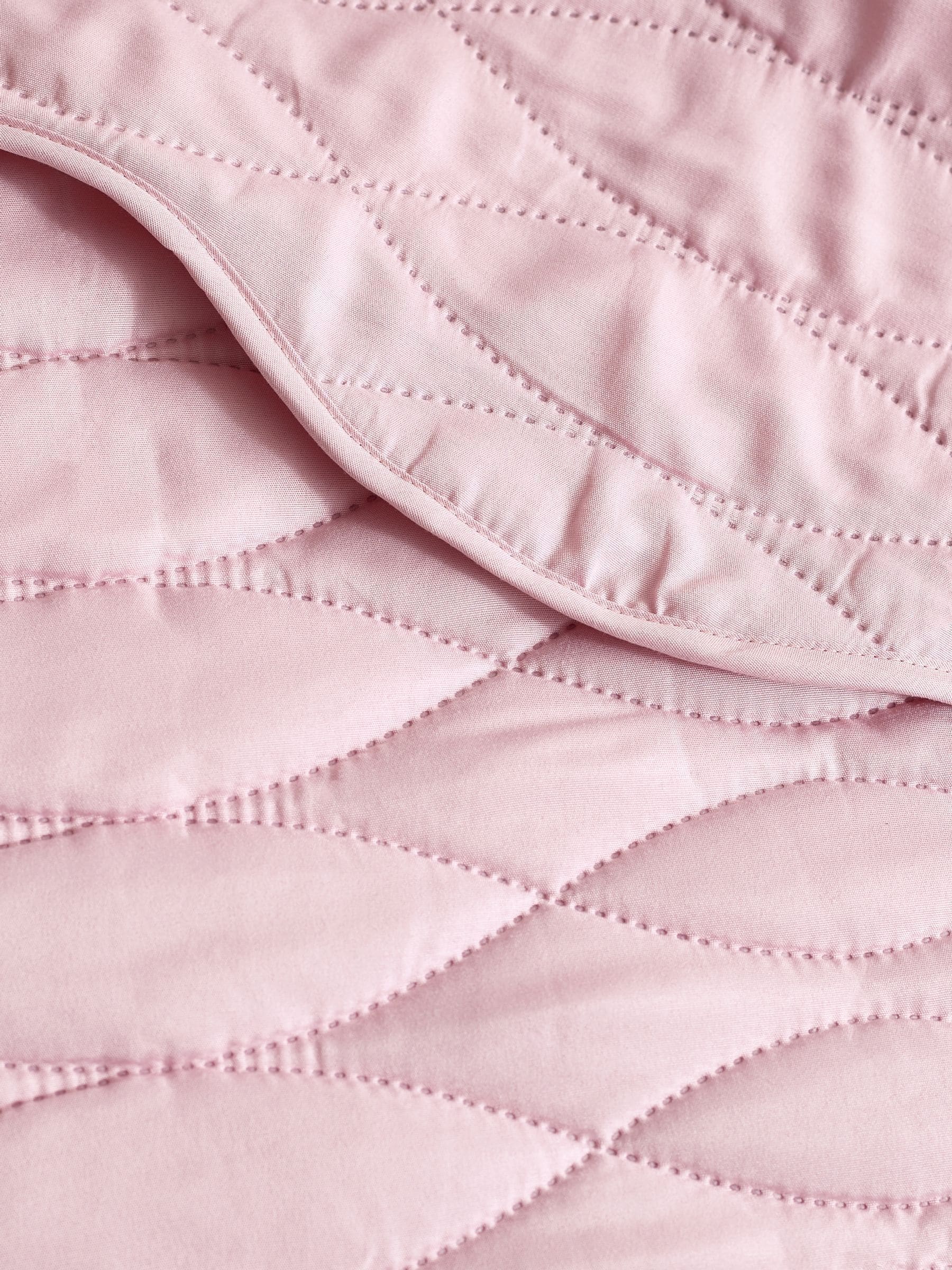 Catherine Lansfield quilted bedspread scallop edge (British brand)