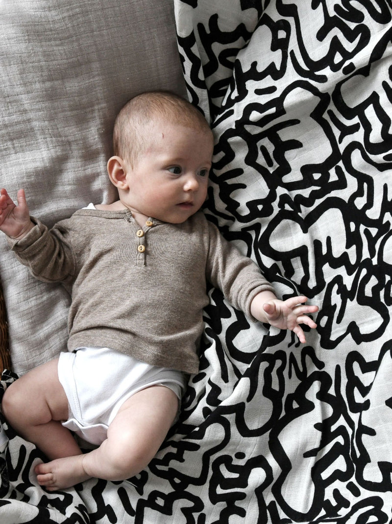 Etta Loves black and white sensory muslin blanket, UK version