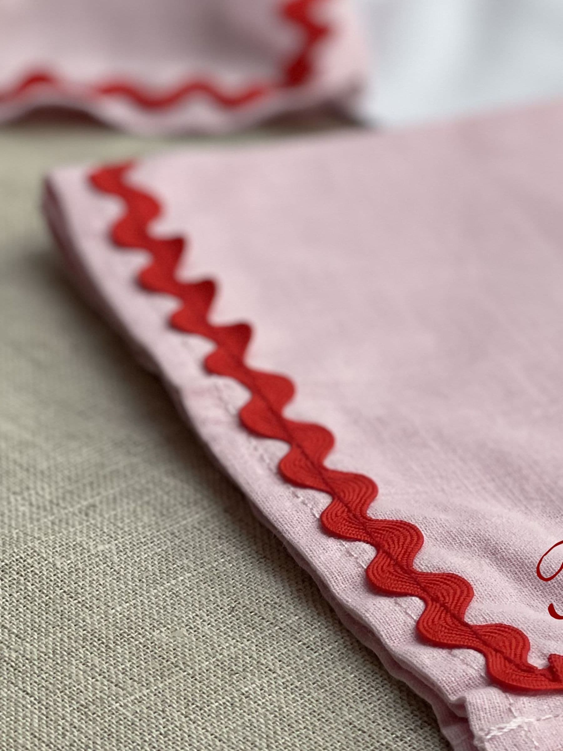 Solesmith scalloped napkin pink red 40x40 cm (British brand)