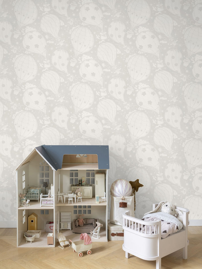 Galerie Resan wallpaper sample with hot air balloons, imported from the UK