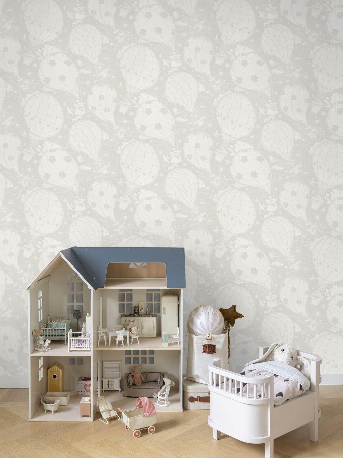 Galerie Resan wallpaper sample with hot air balloons, imported from the UK