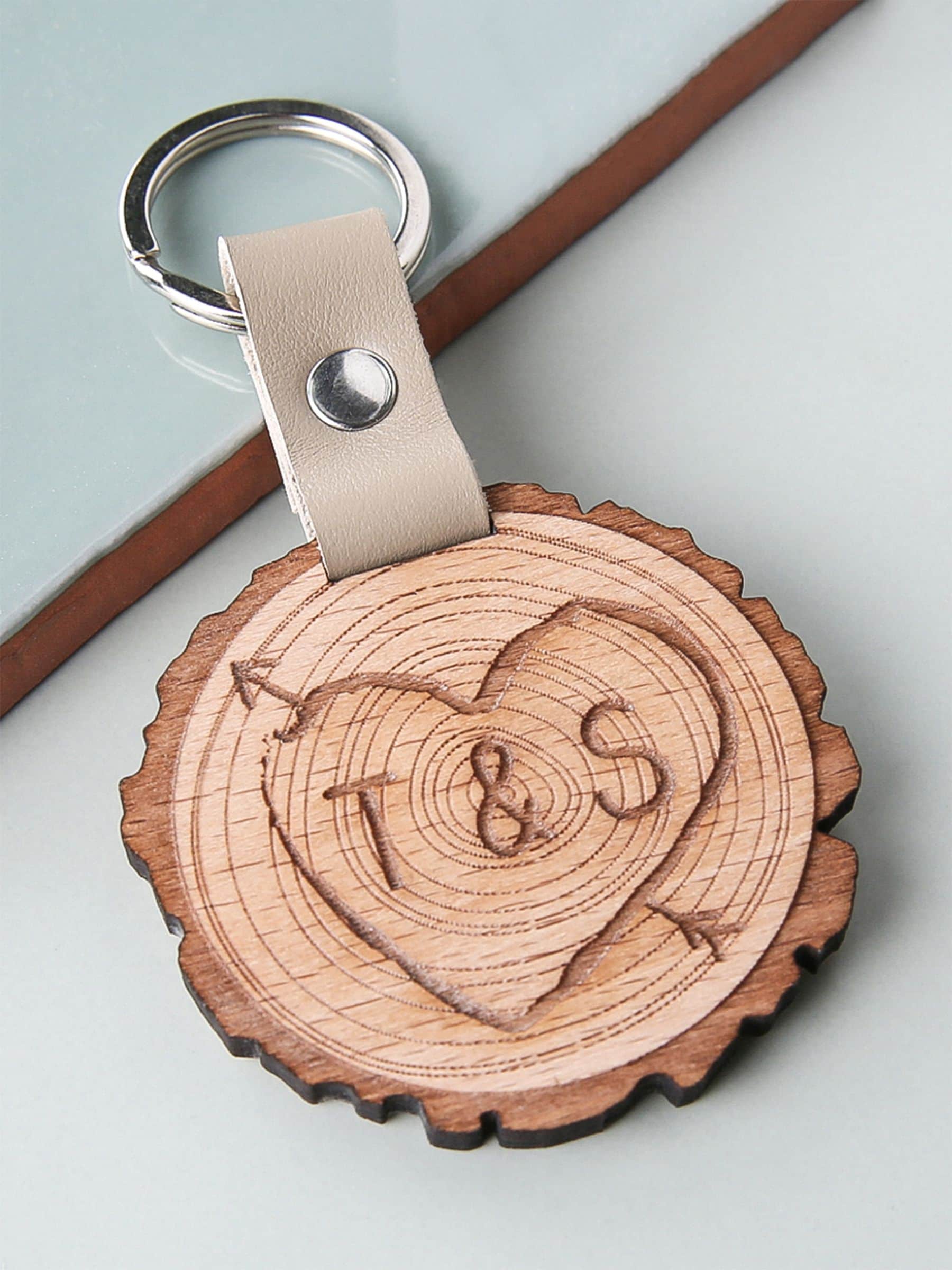 No Ordinary Gift tree slice keyring with engraved initials - British product