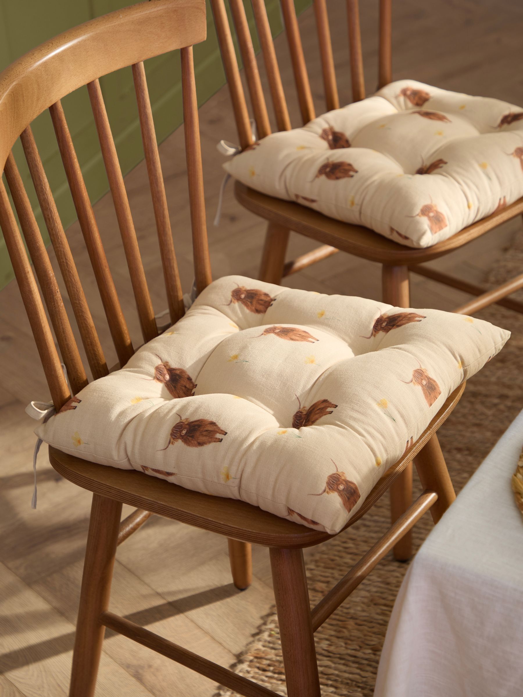 Wylder 2 pack natural Highland cow seat pads 40x40cm, UK version
