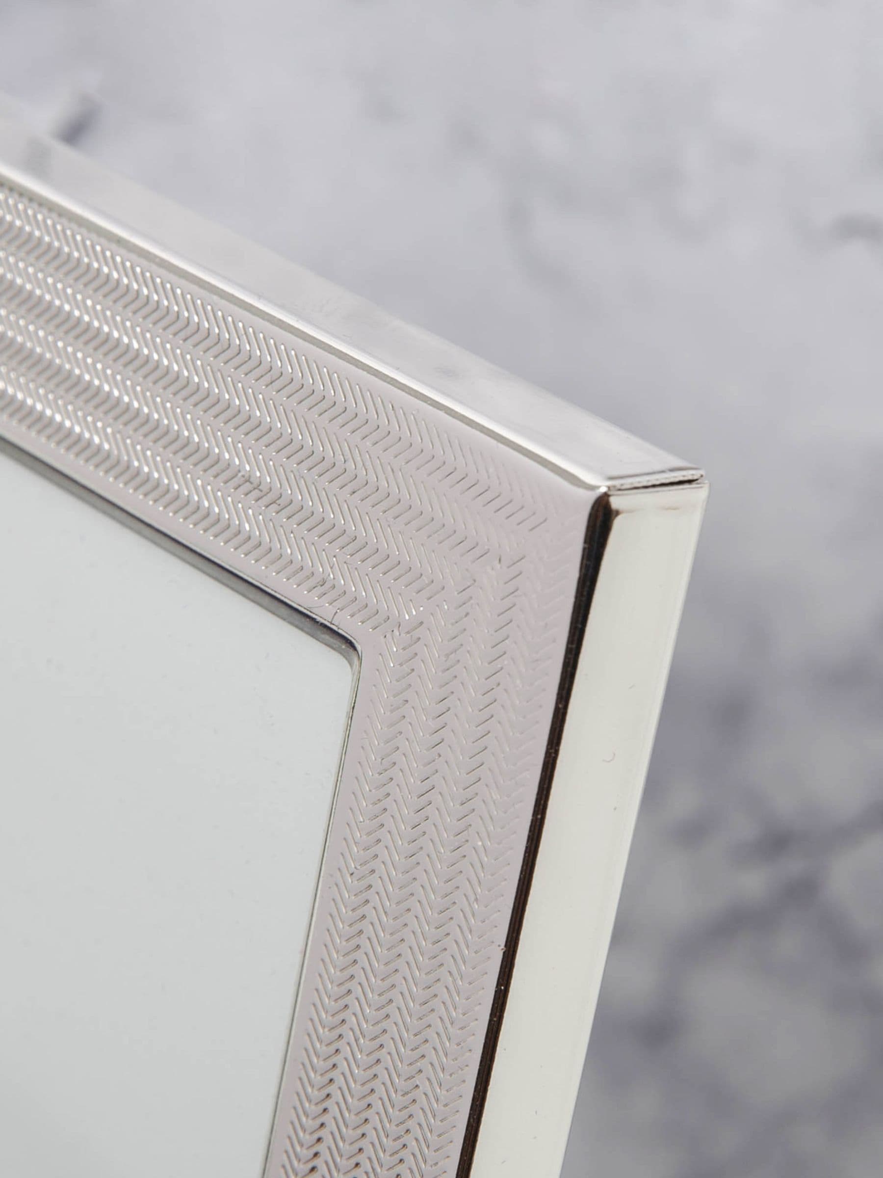 Widdop silverplated photo frame textured surface 5x7 inch, UK version