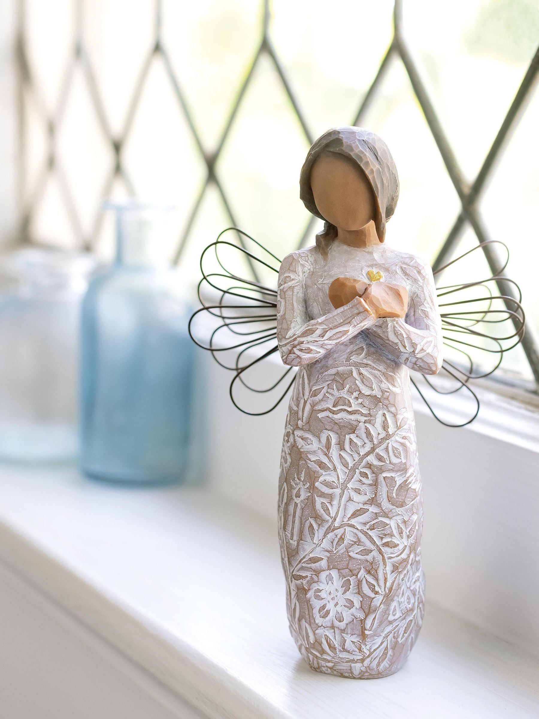 Willow Tree remembrance darker skin figurine 13cm (British brand)