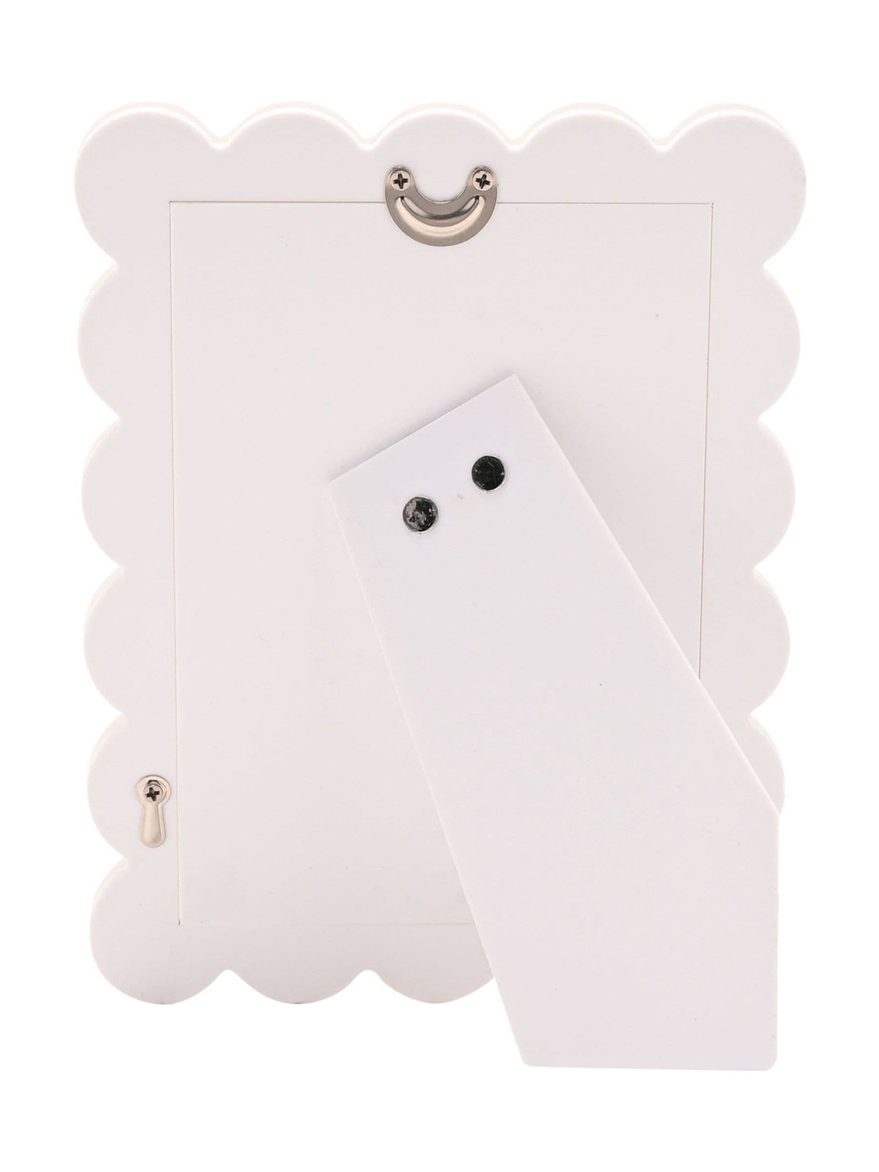 Widdop white scalloped photo frame 4x6 (British brand)