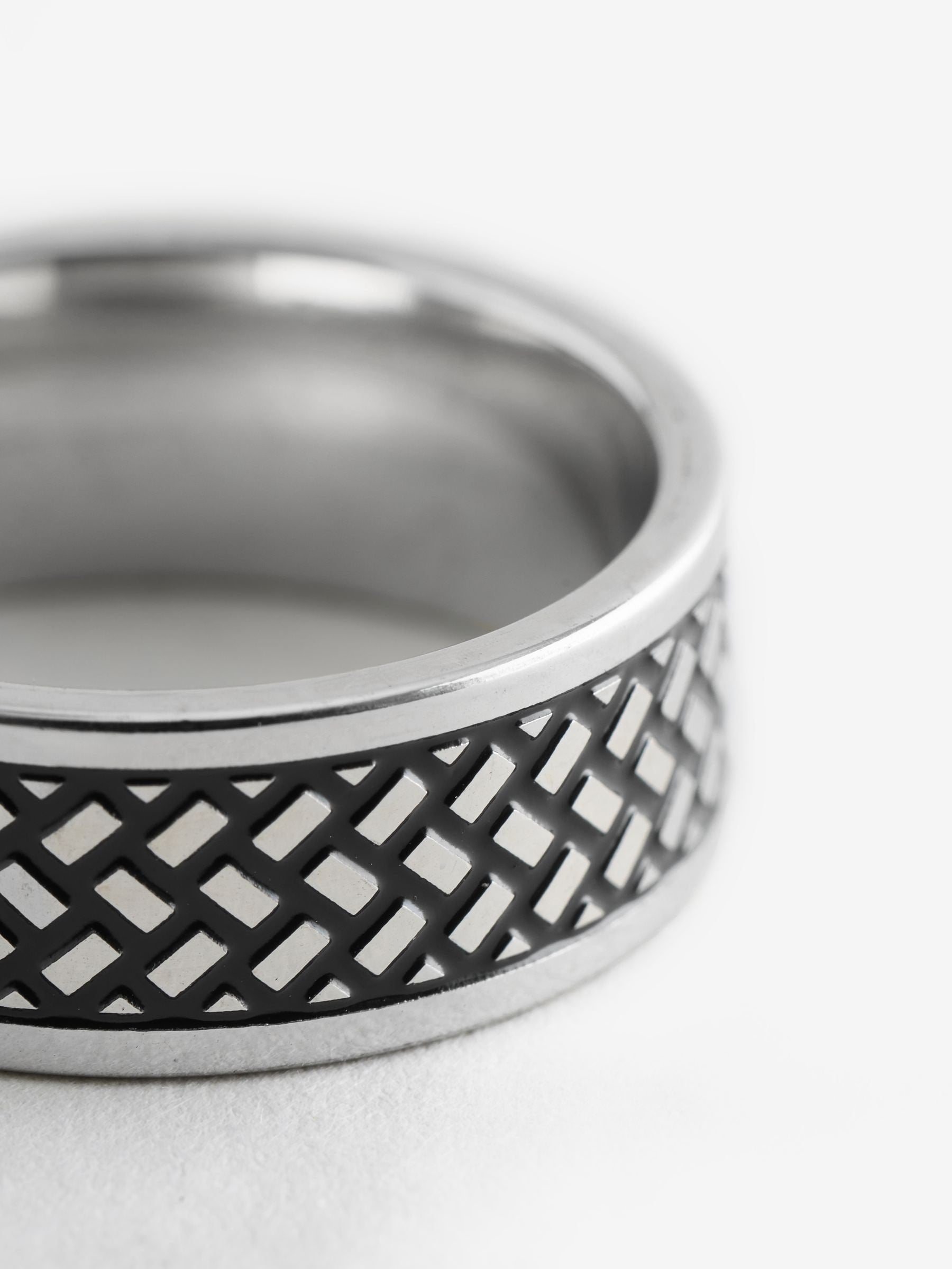 Stainless steel plait ring in silver tone (British brand)