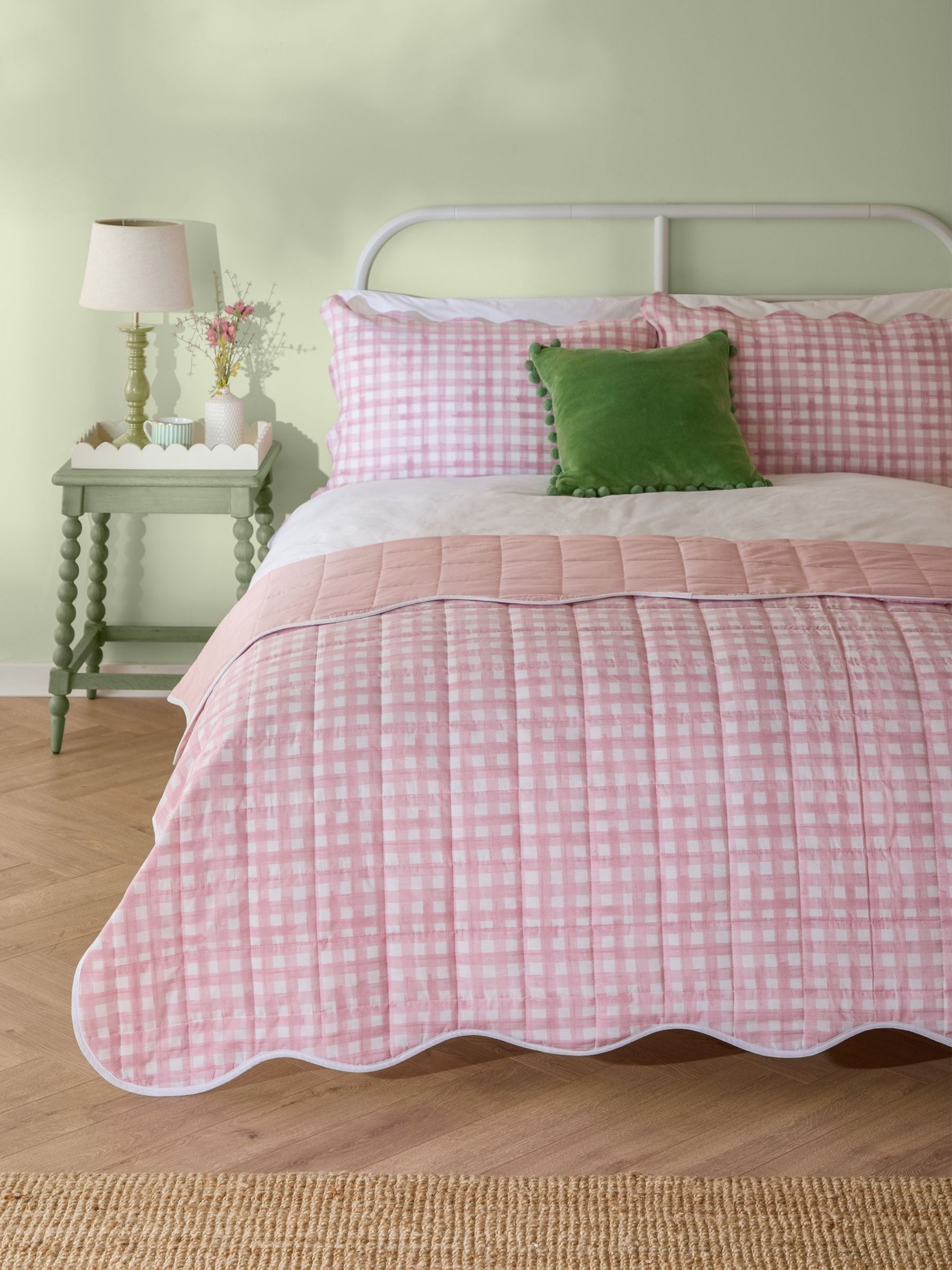 Furn Pink Scalloped Filled Bedspread