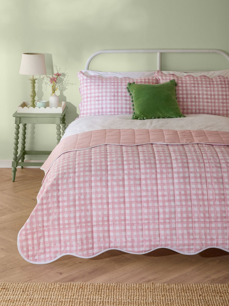 Furn Pink Scalloped Filled Bedspread