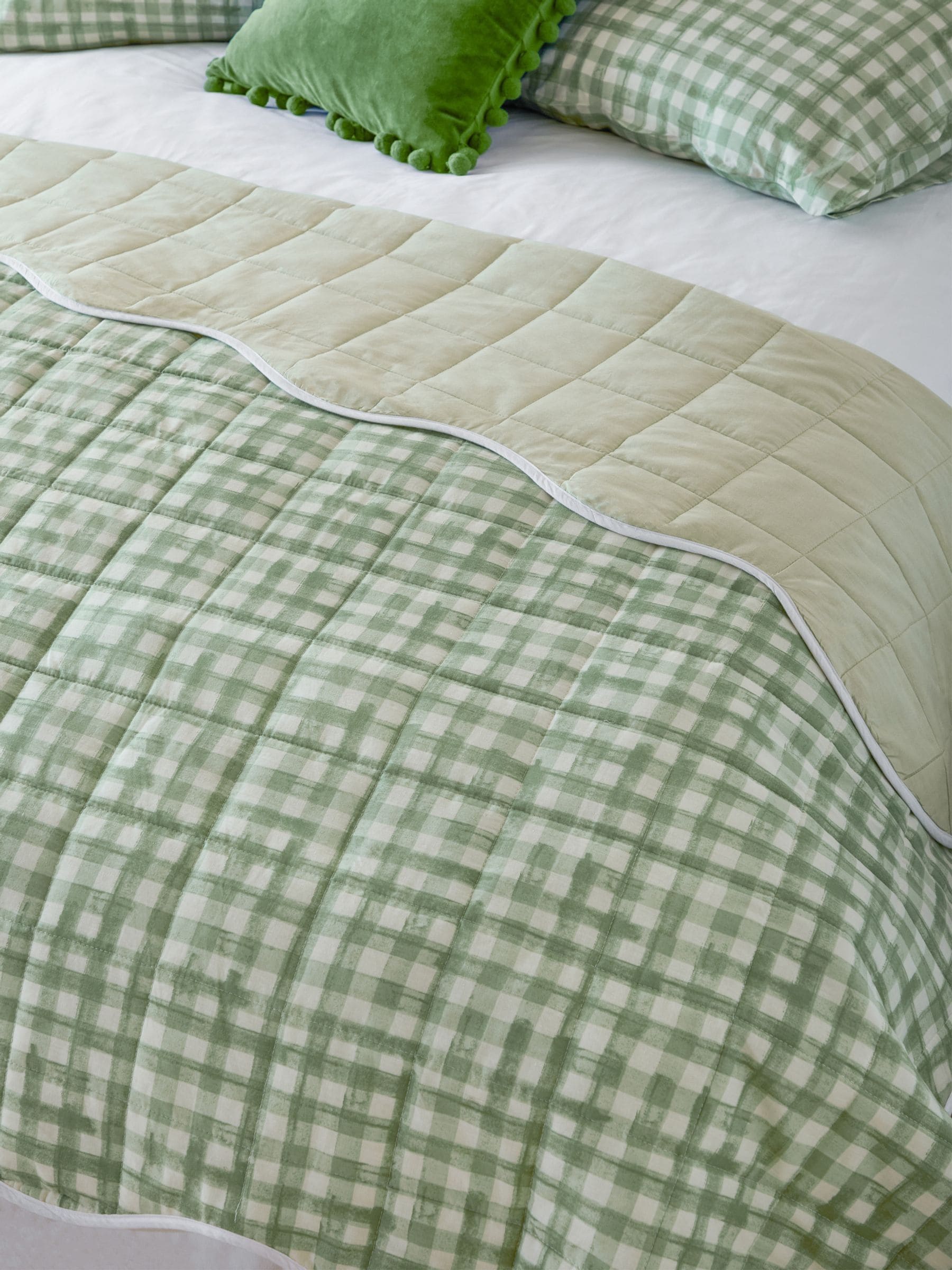 Furn scalloped bedspread with quilted pattern (British brand)
