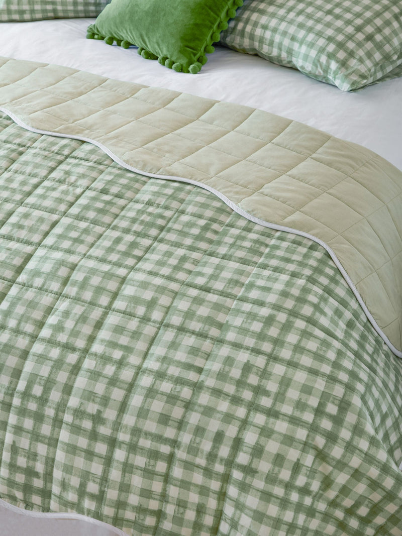 Furn scalloped bedspread with quilted pattern (British brand)