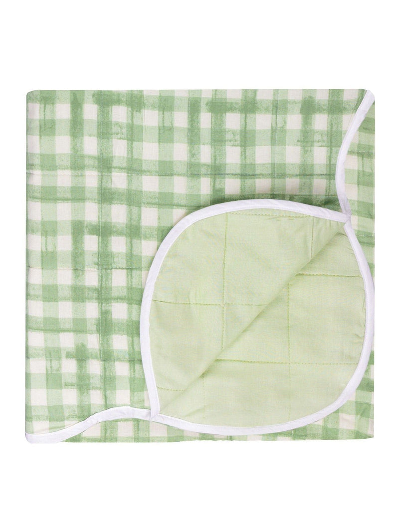 Furn scalloped bedspread with quilted pattern (British brand)
