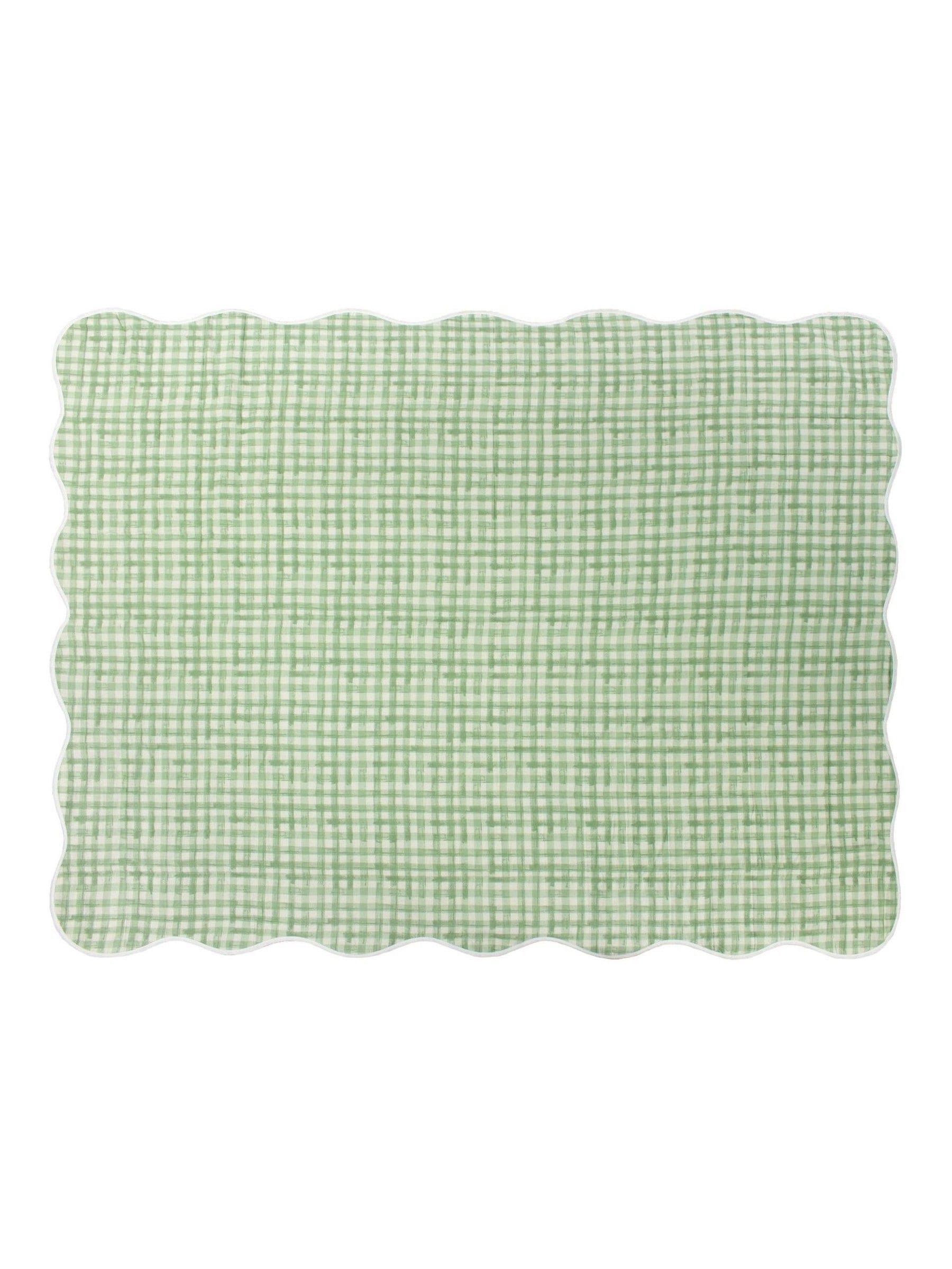 Furn scalloped bedspread with quilted pattern (British brand)