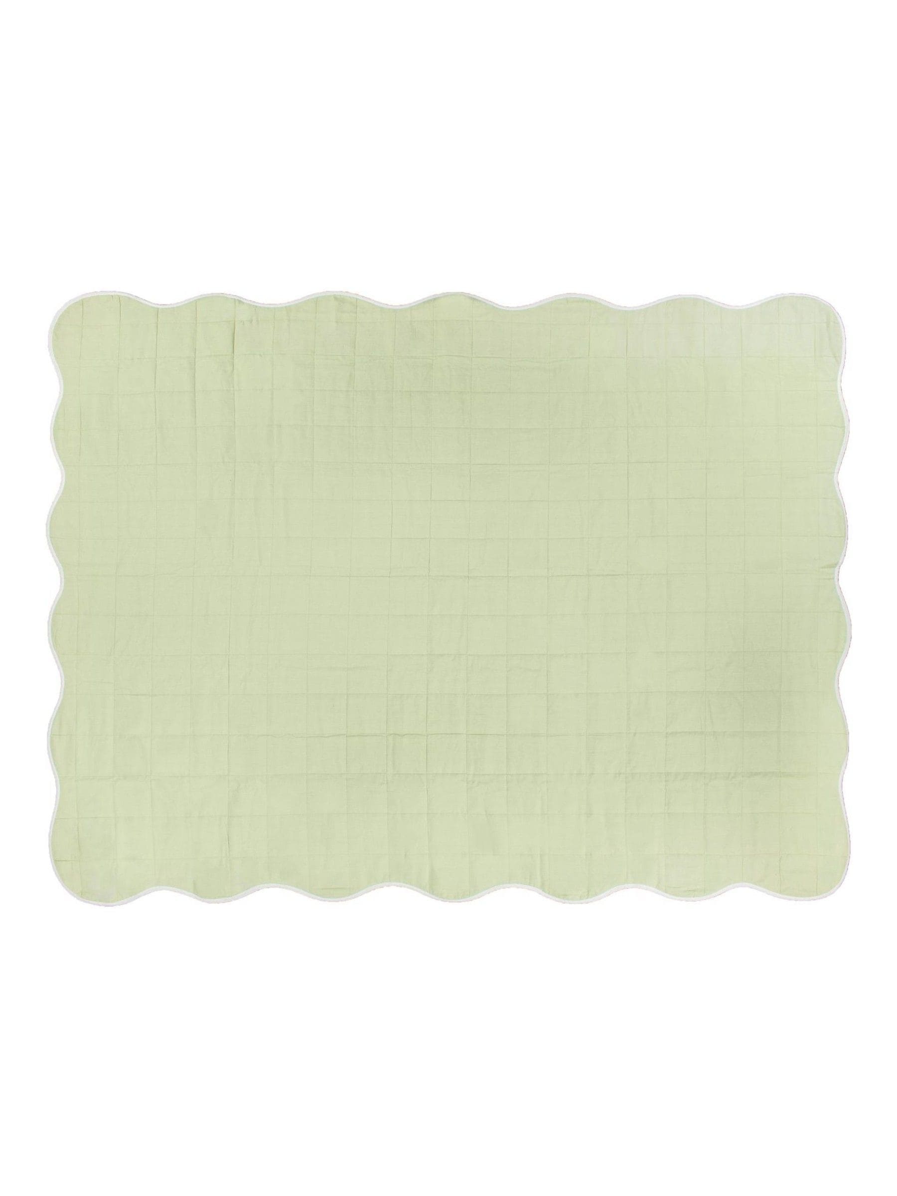 Furn scalloped bedspread with quilted pattern (British brand)