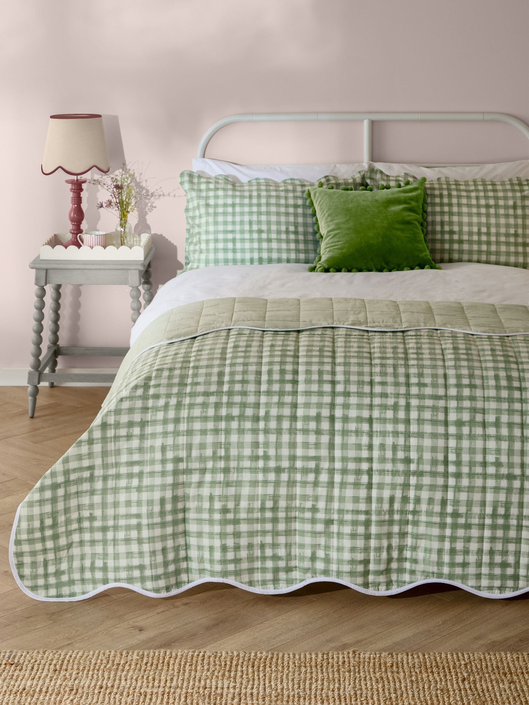 Furn scalloped bedspread with quilted pattern (British brand)