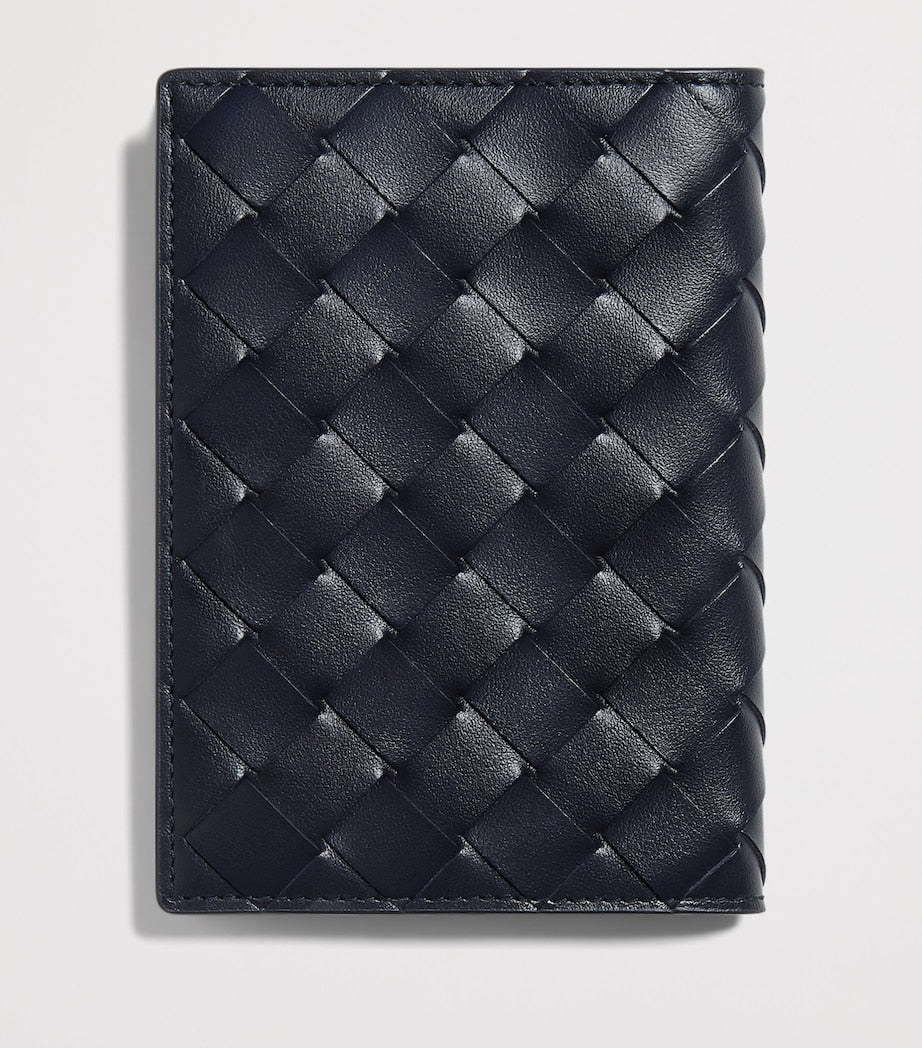حامل جواز سفر Bottega Veneta Intrecciato من جلد العجل (علامة تجارية بريطانية)